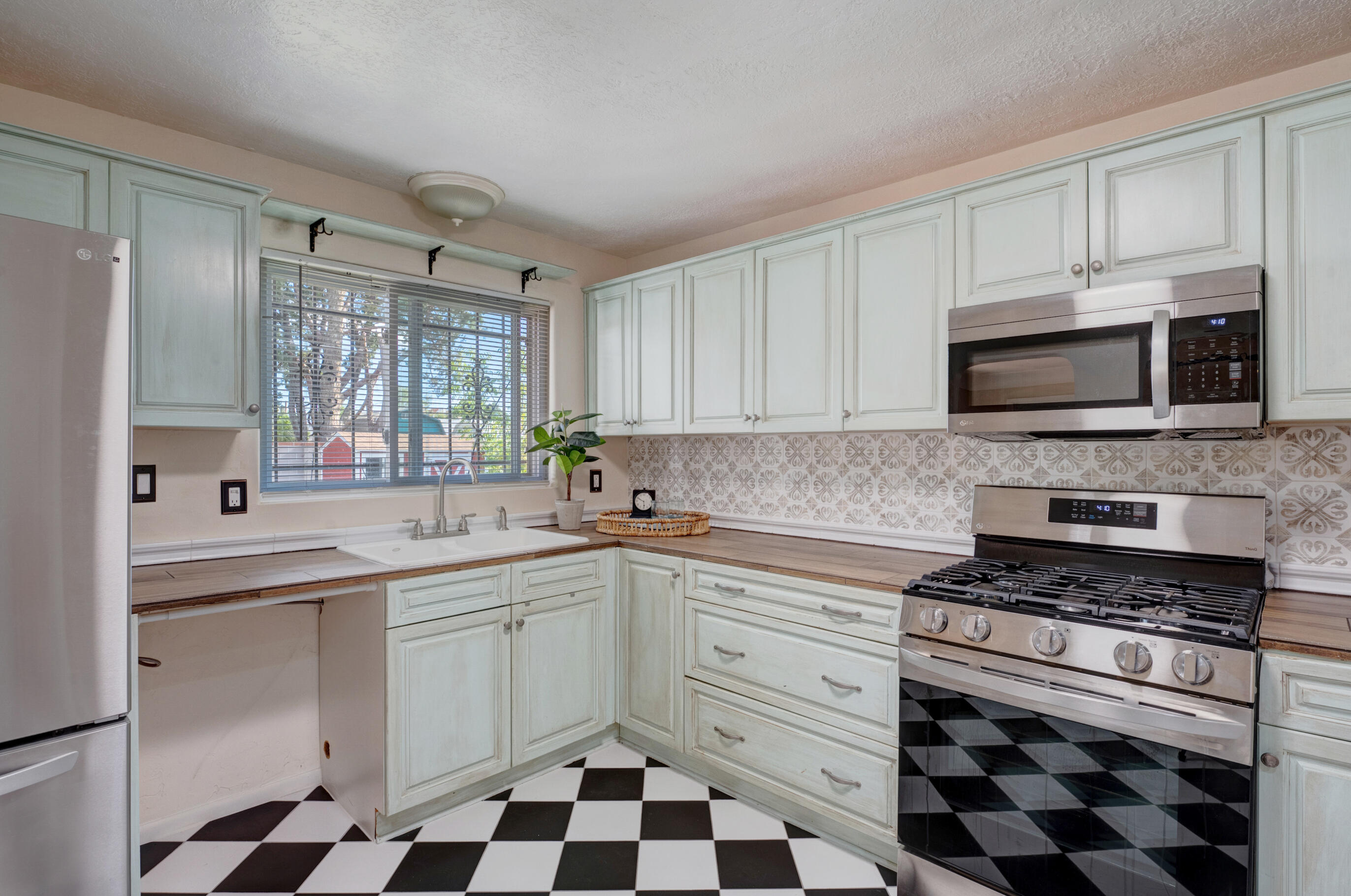 7510 Euclid Avenue NE