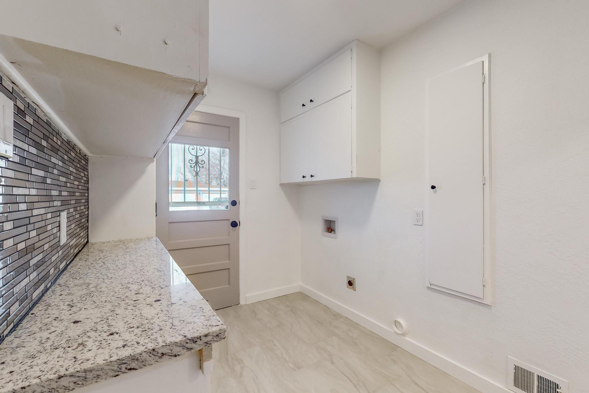 420 Palomas Drive NE