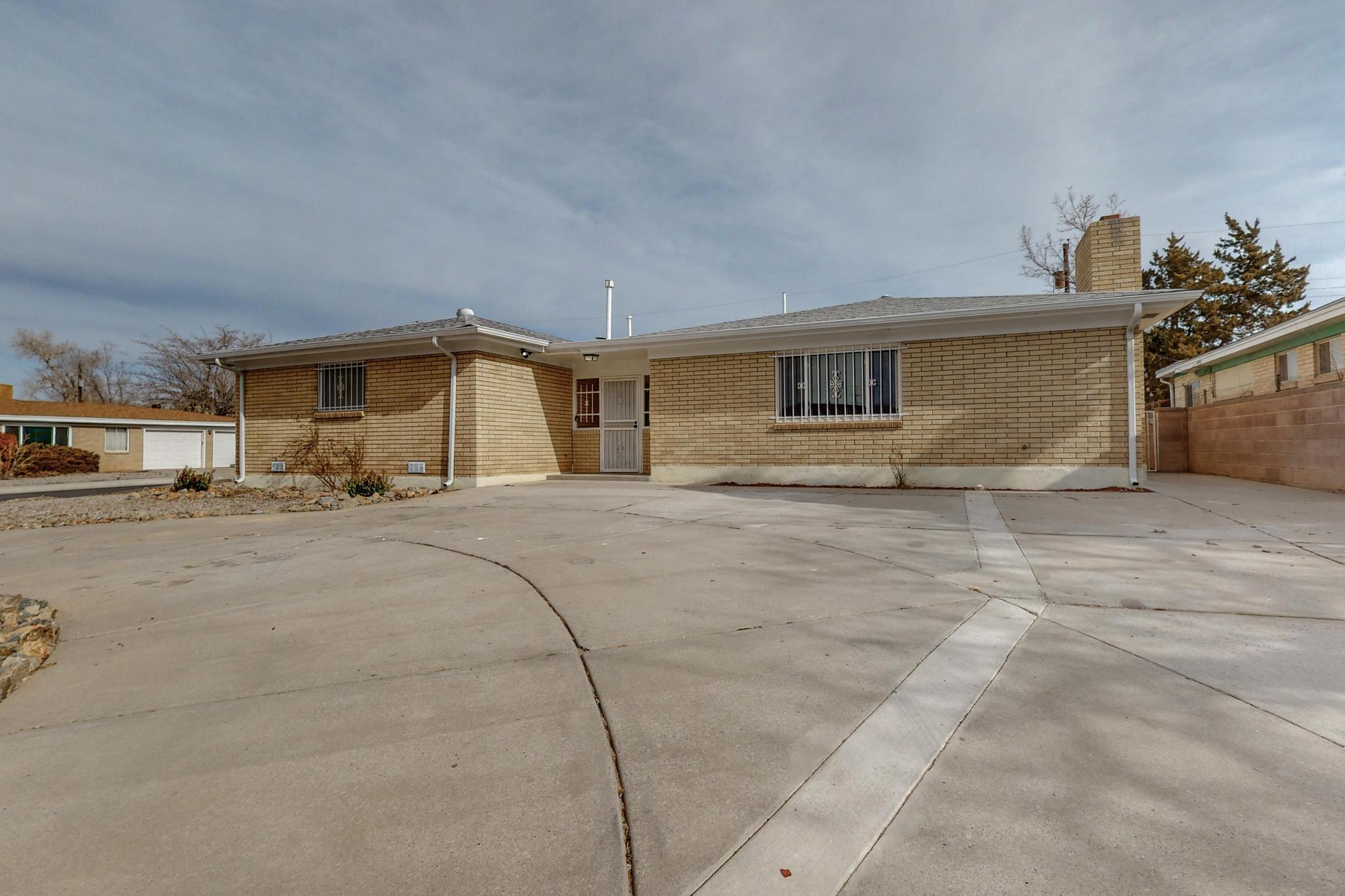 420 Palomas Drive NE