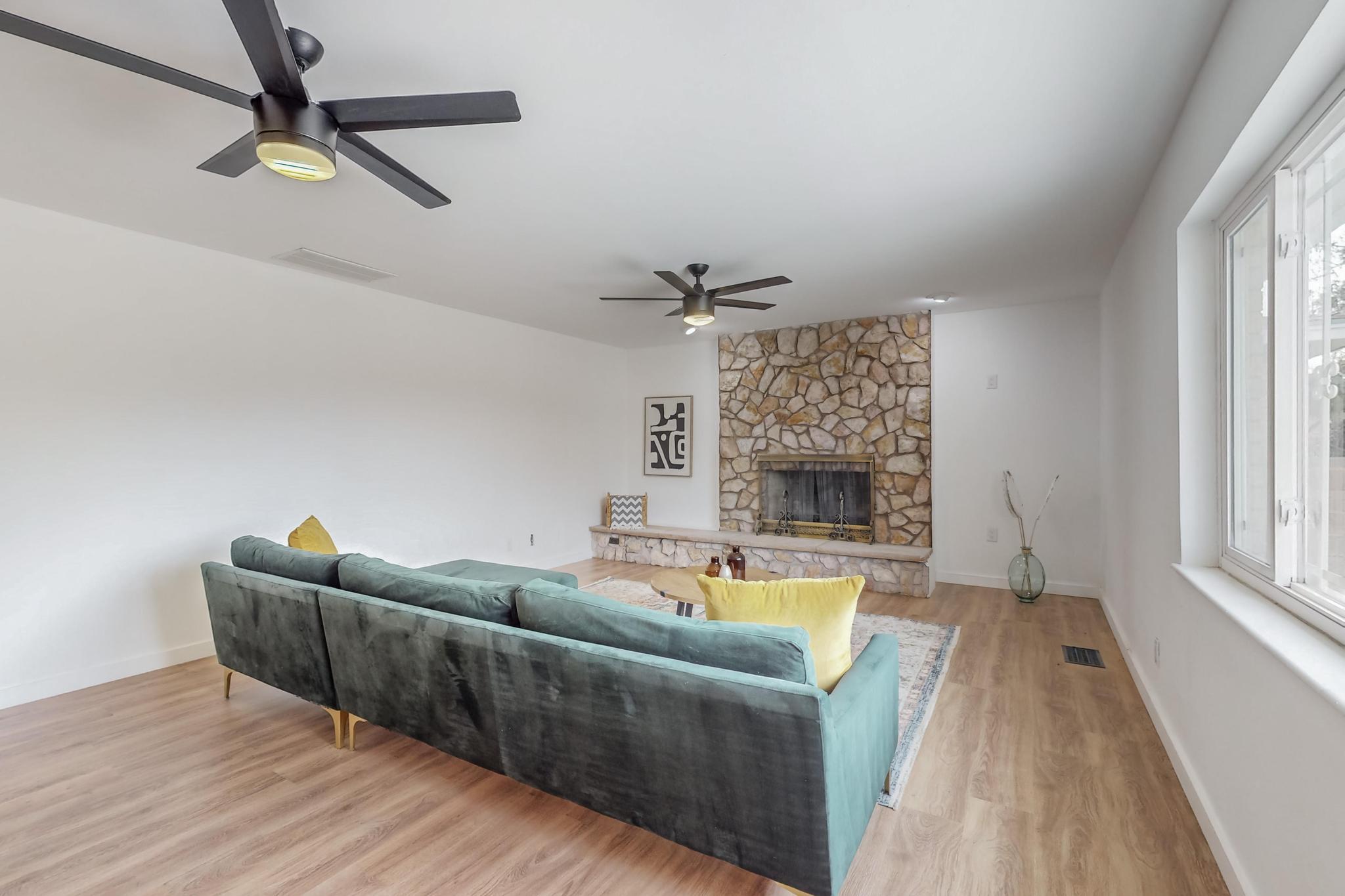 420 Palomas Drive NE