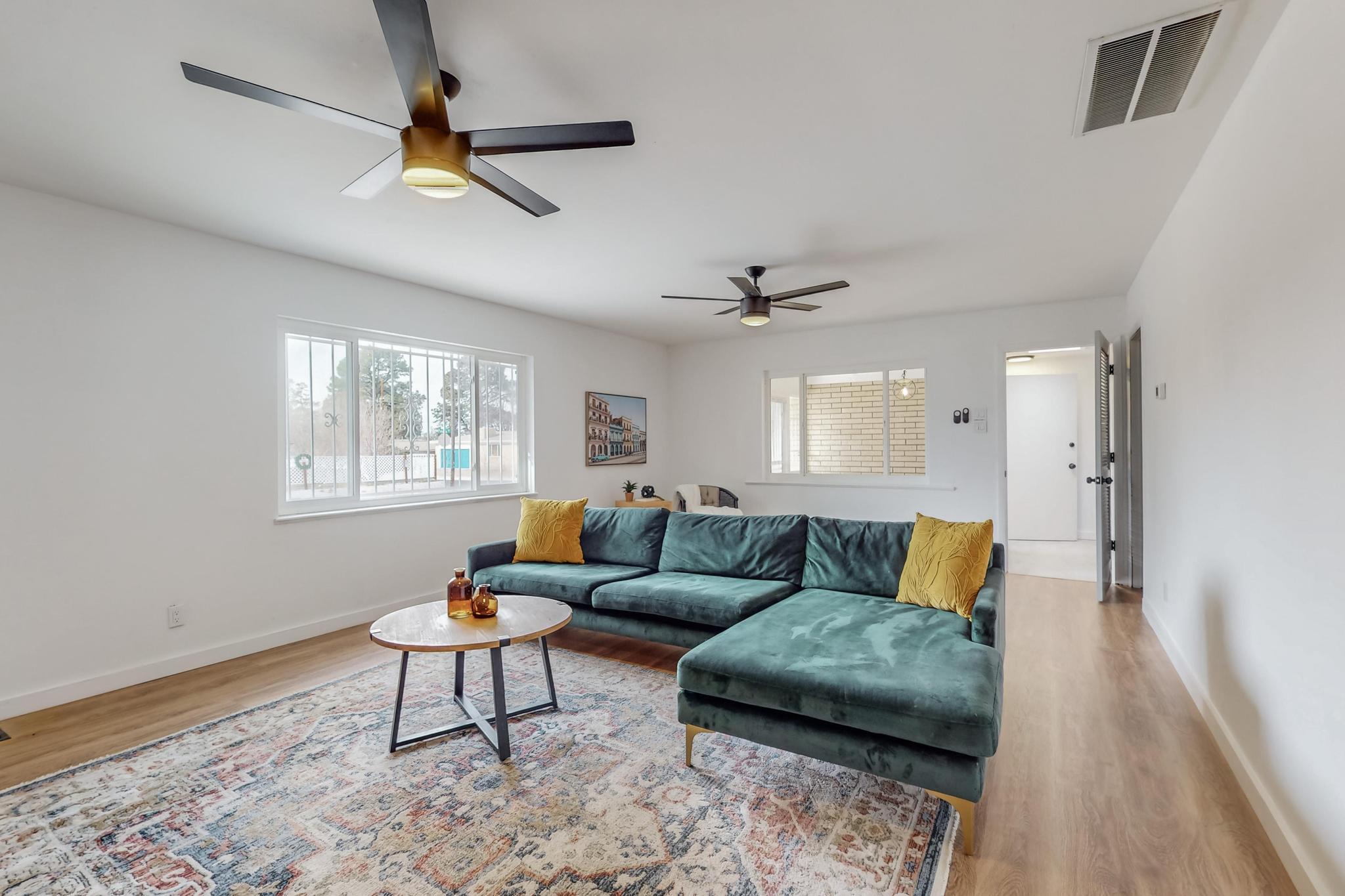 420 Palomas Drive NE