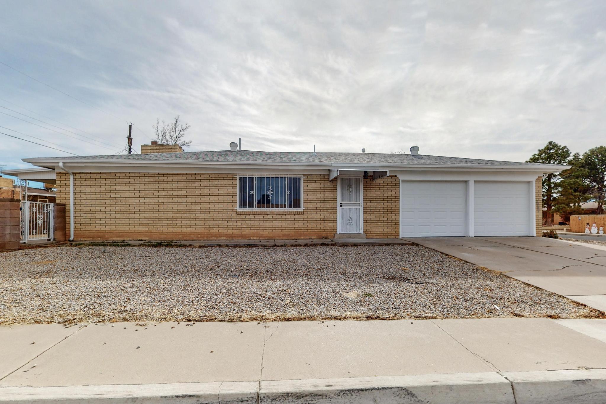 420 Palomas Drive NE