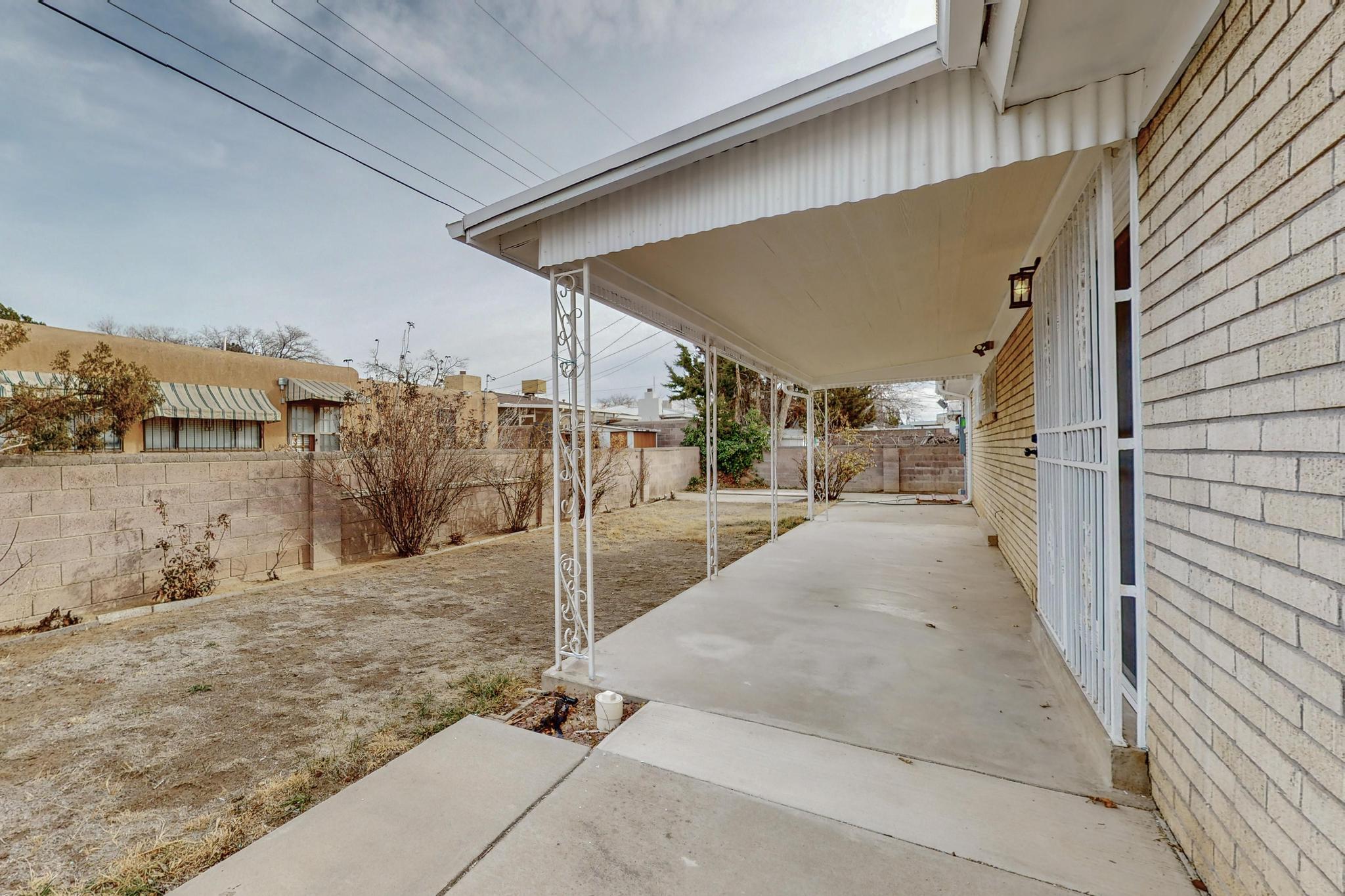 420 Palomas Drive NE