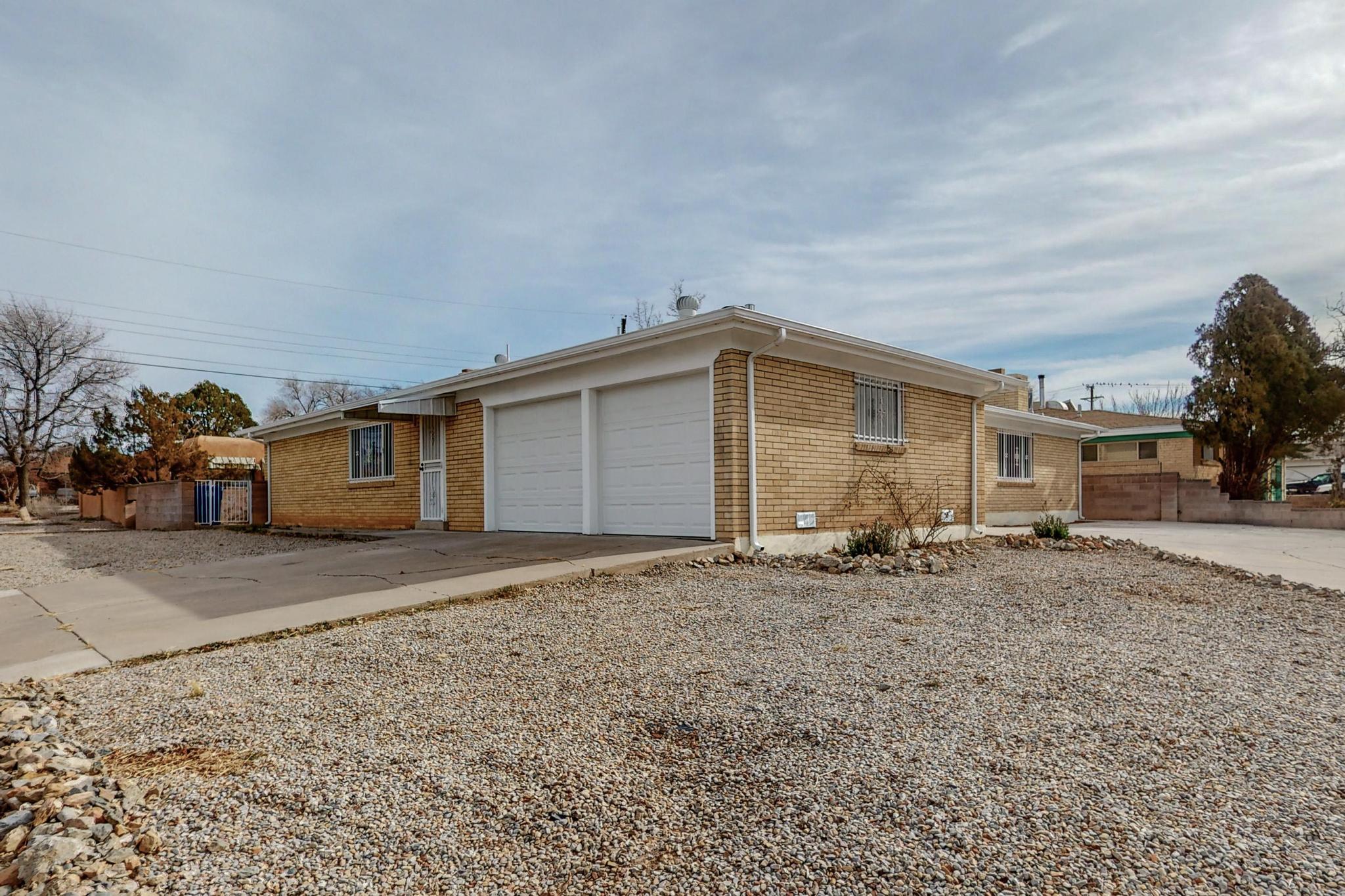 420 Palomas Drive NE