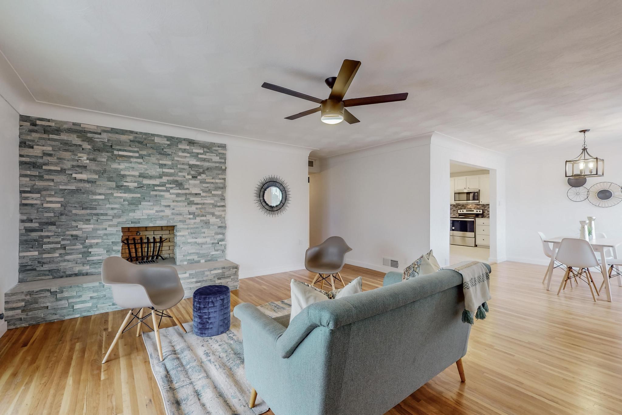 420 Palomas Drive NE