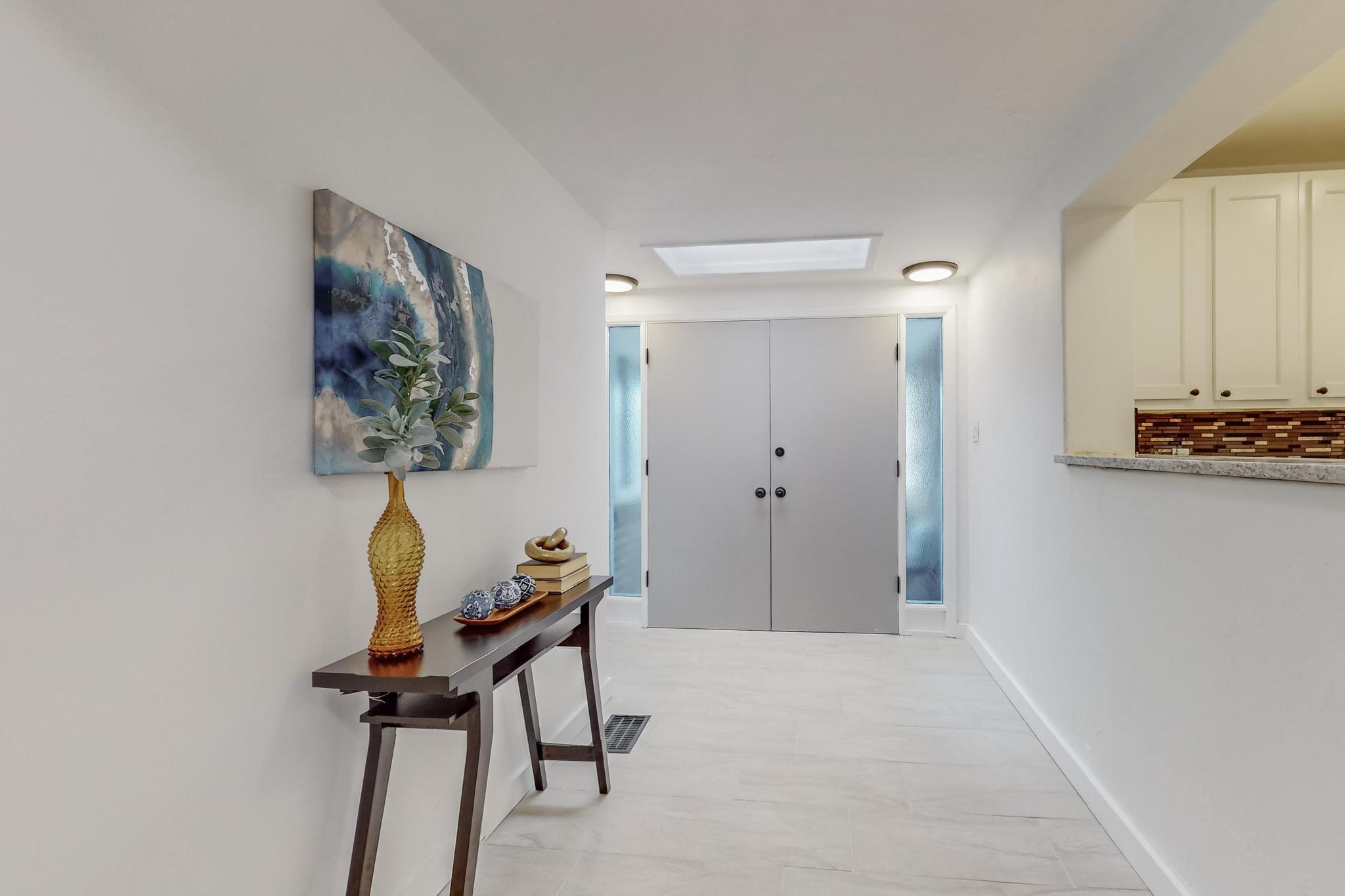 420 Palomas Drive NE