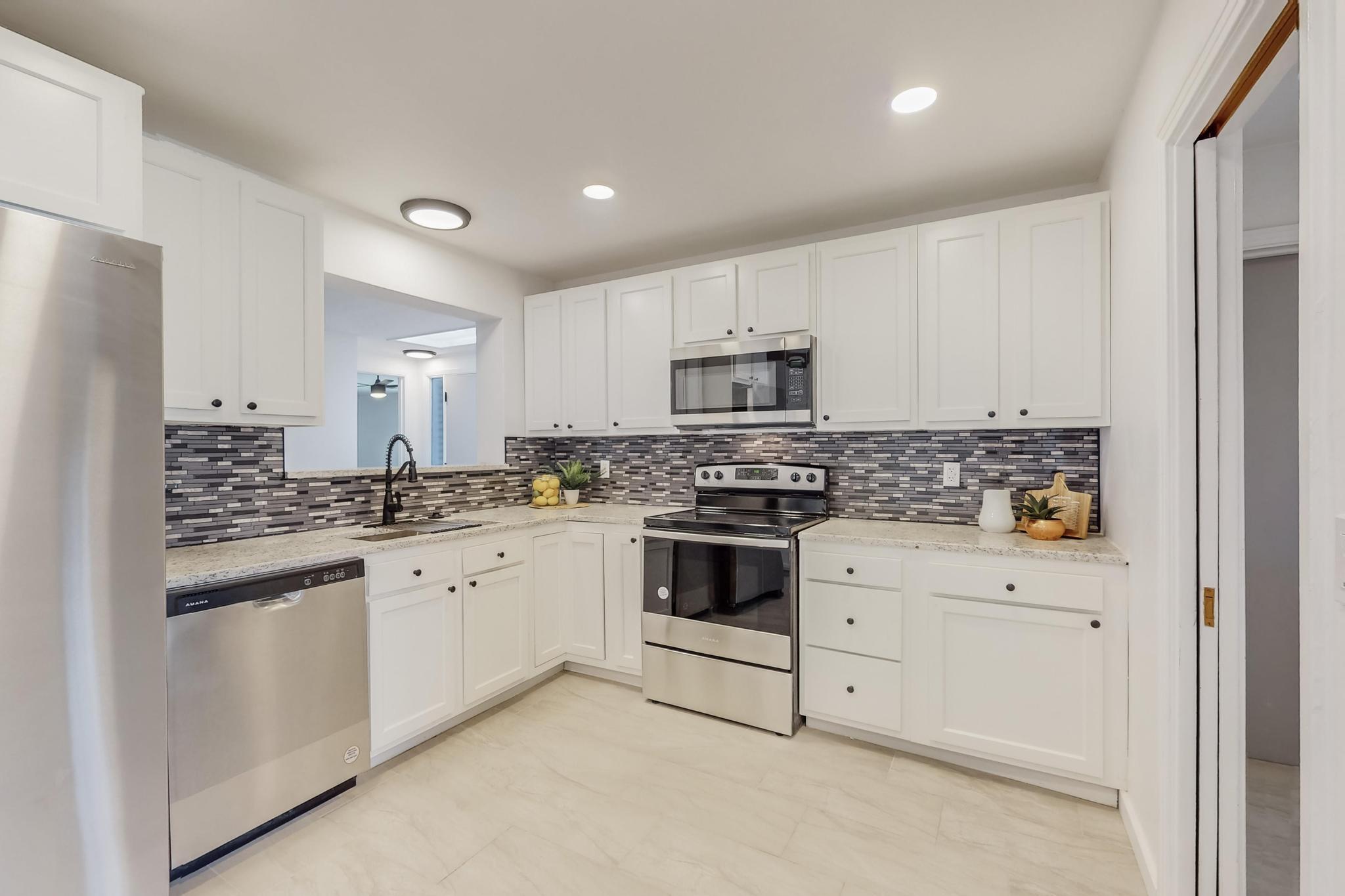 420 Palomas Drive NE