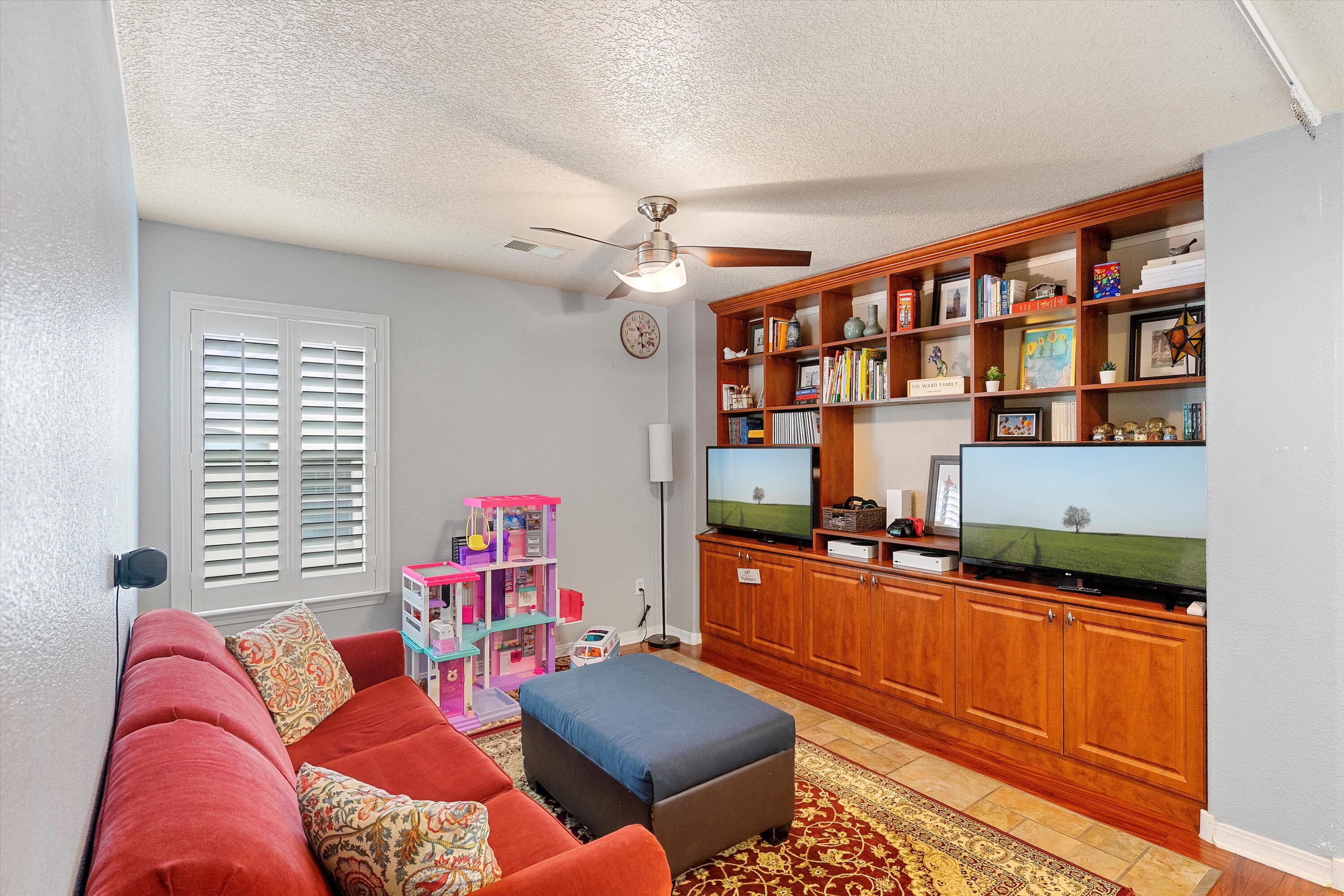 1007 Desert Broom Road NE