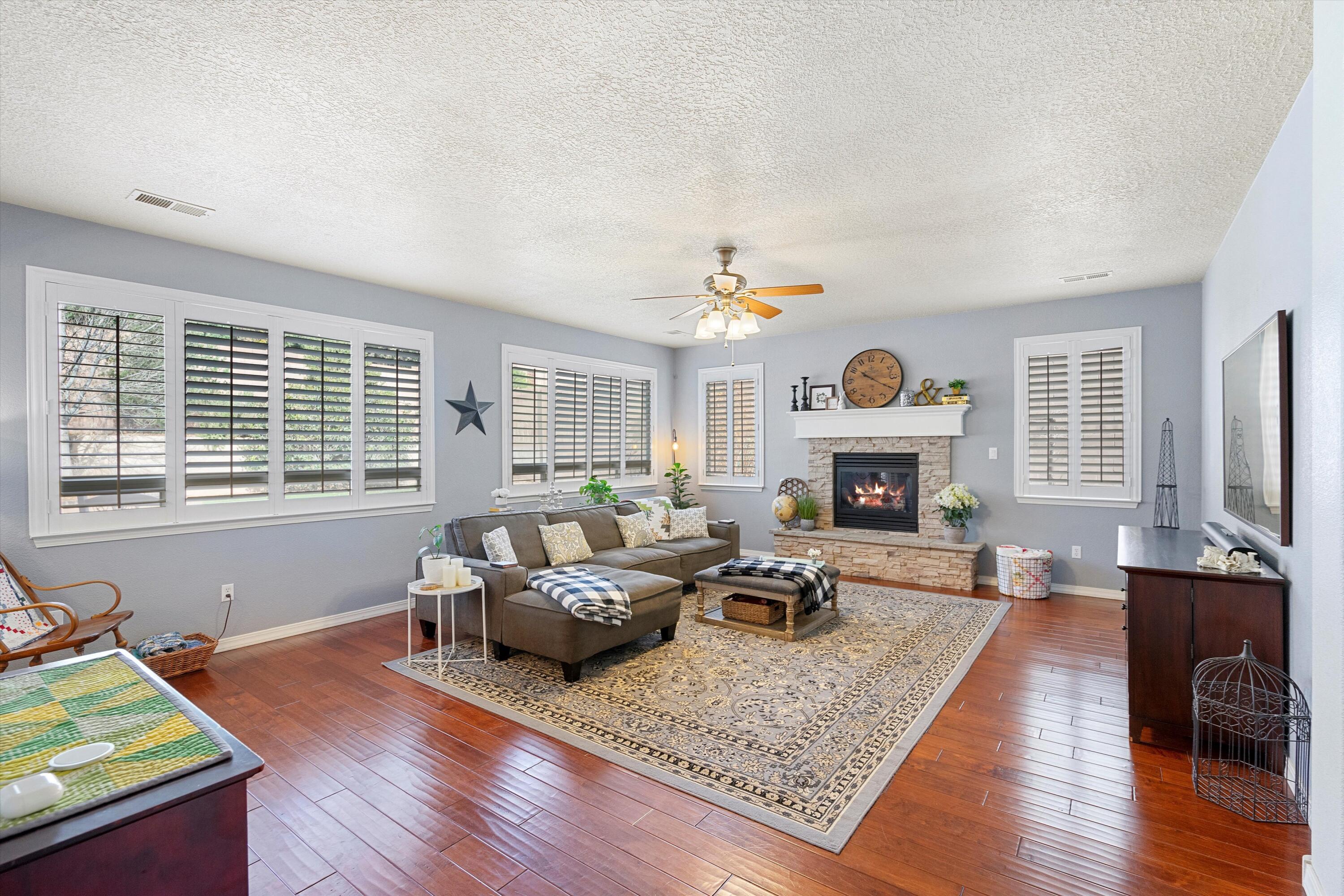 1007 Desert Broom Road NE