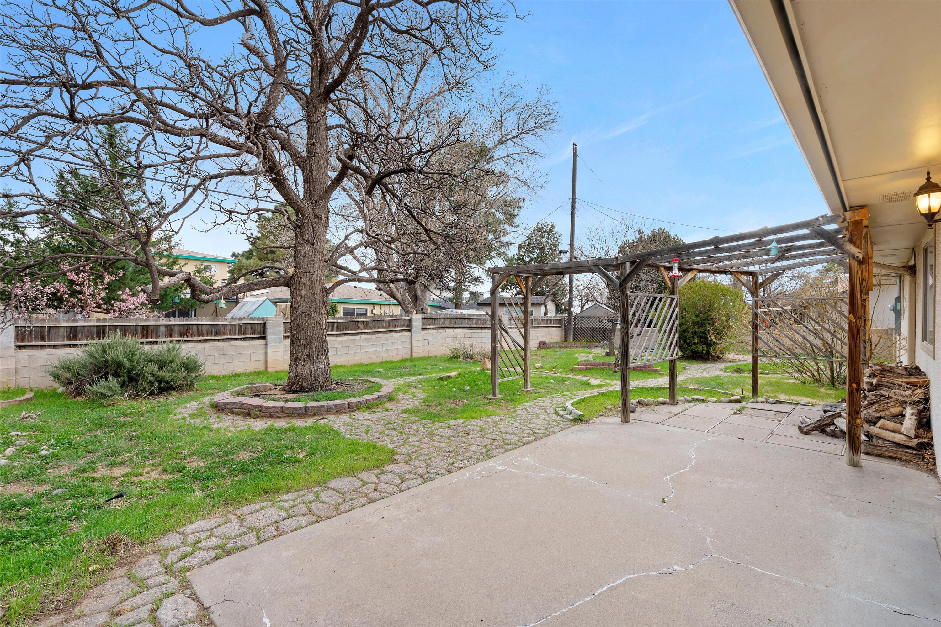 9126 Las Camas Road NE