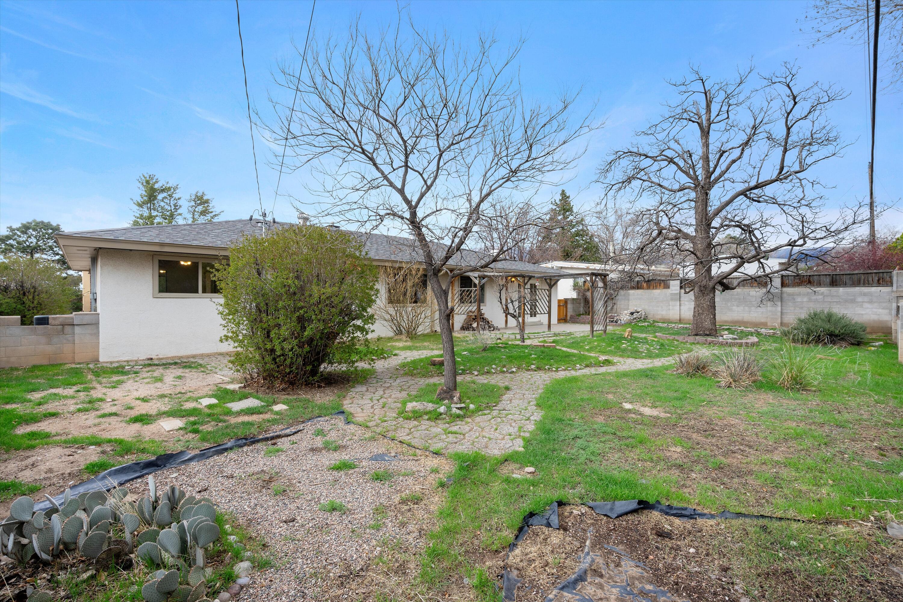 9126 Las Camas Road NE