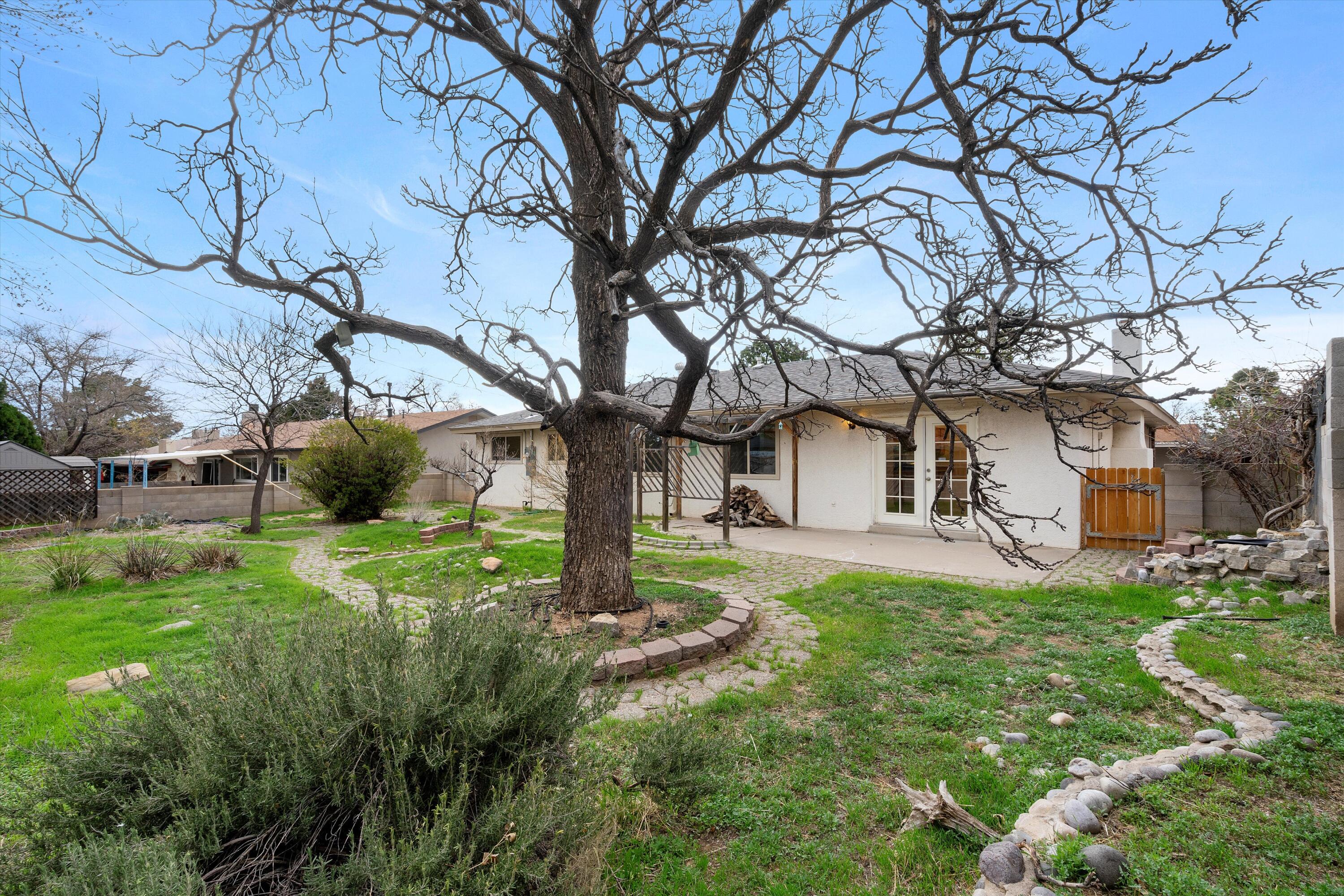 9126 Las Camas Road NE