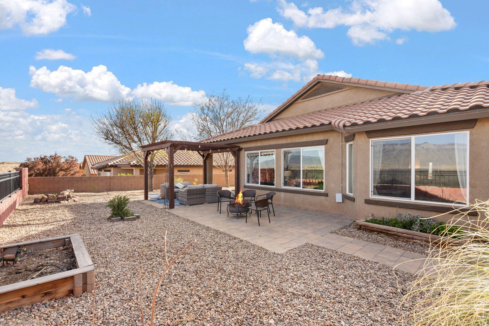 328 Paseo Vista Loop NE