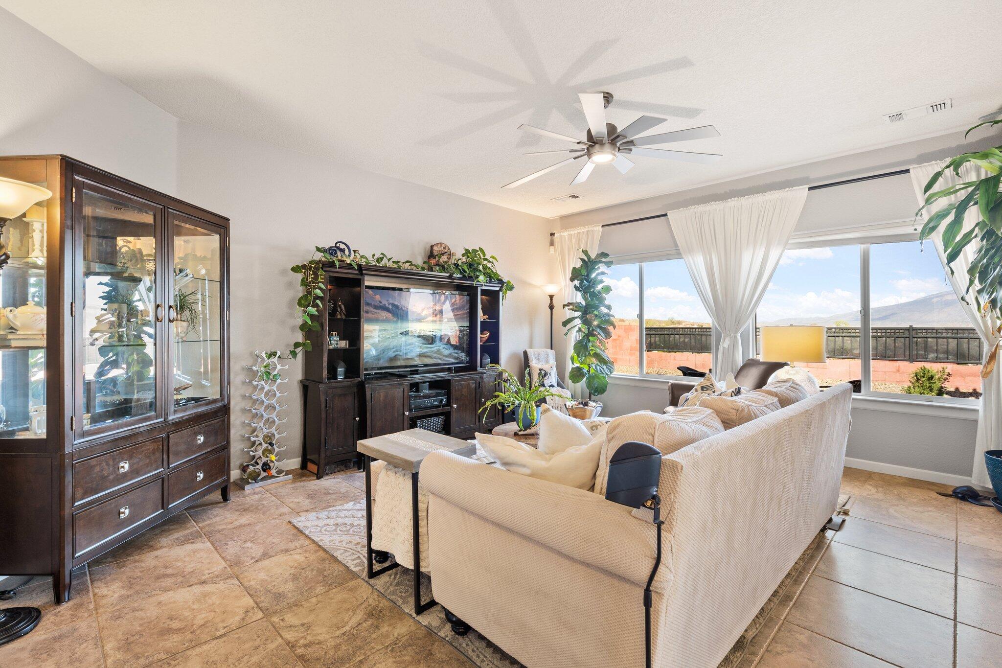 328 Paseo Vista Loop NE