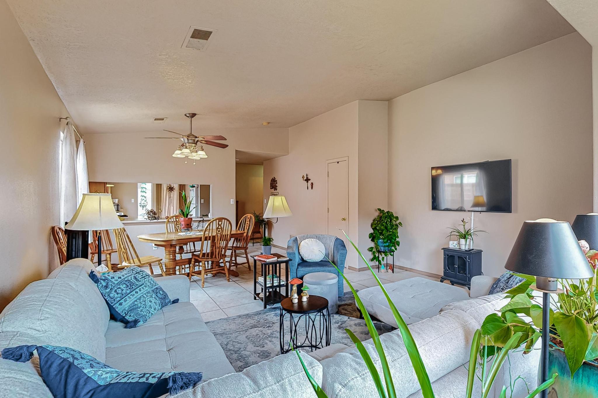 7200 Villa Tulipan NE