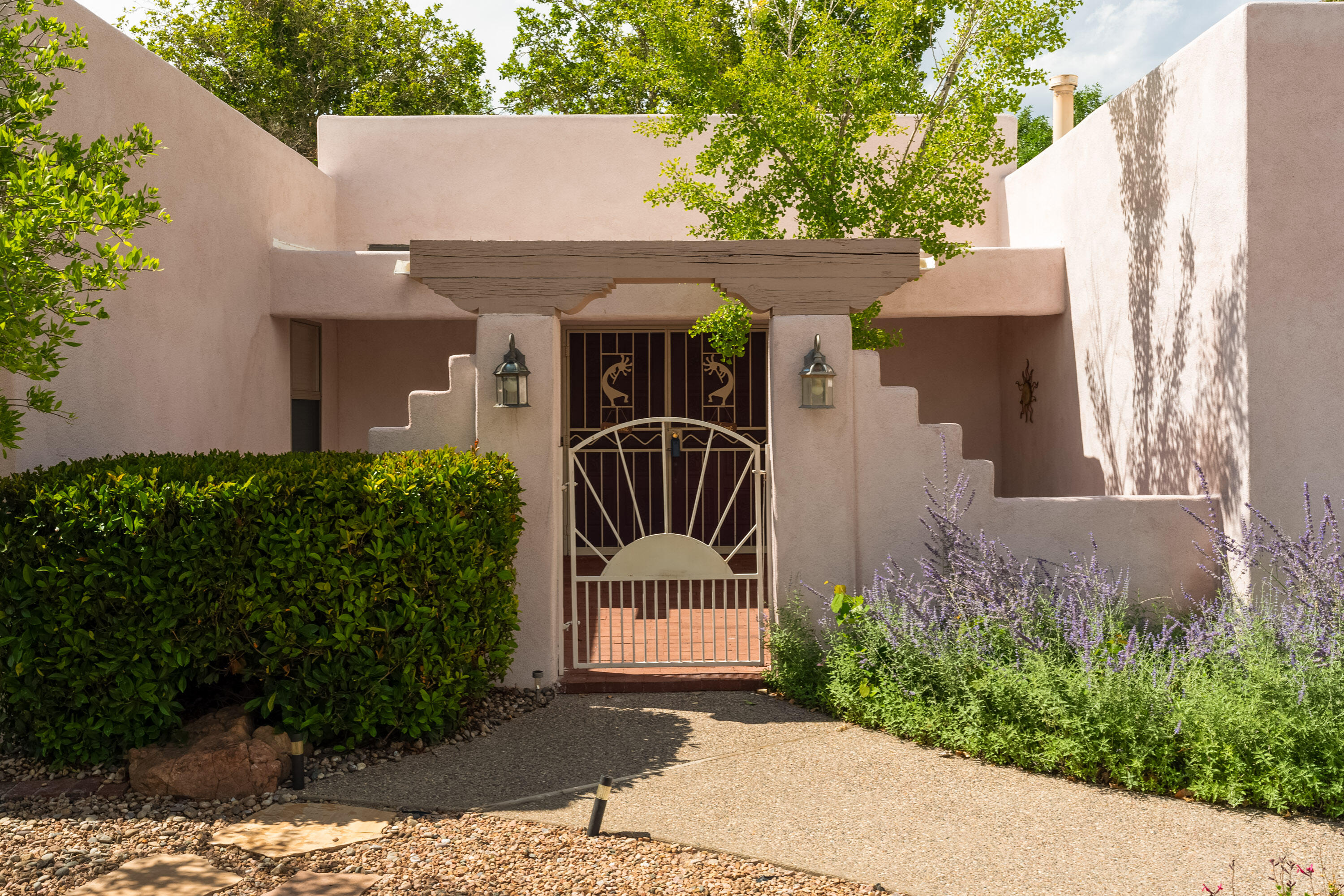 9005 Caminito Drive NE