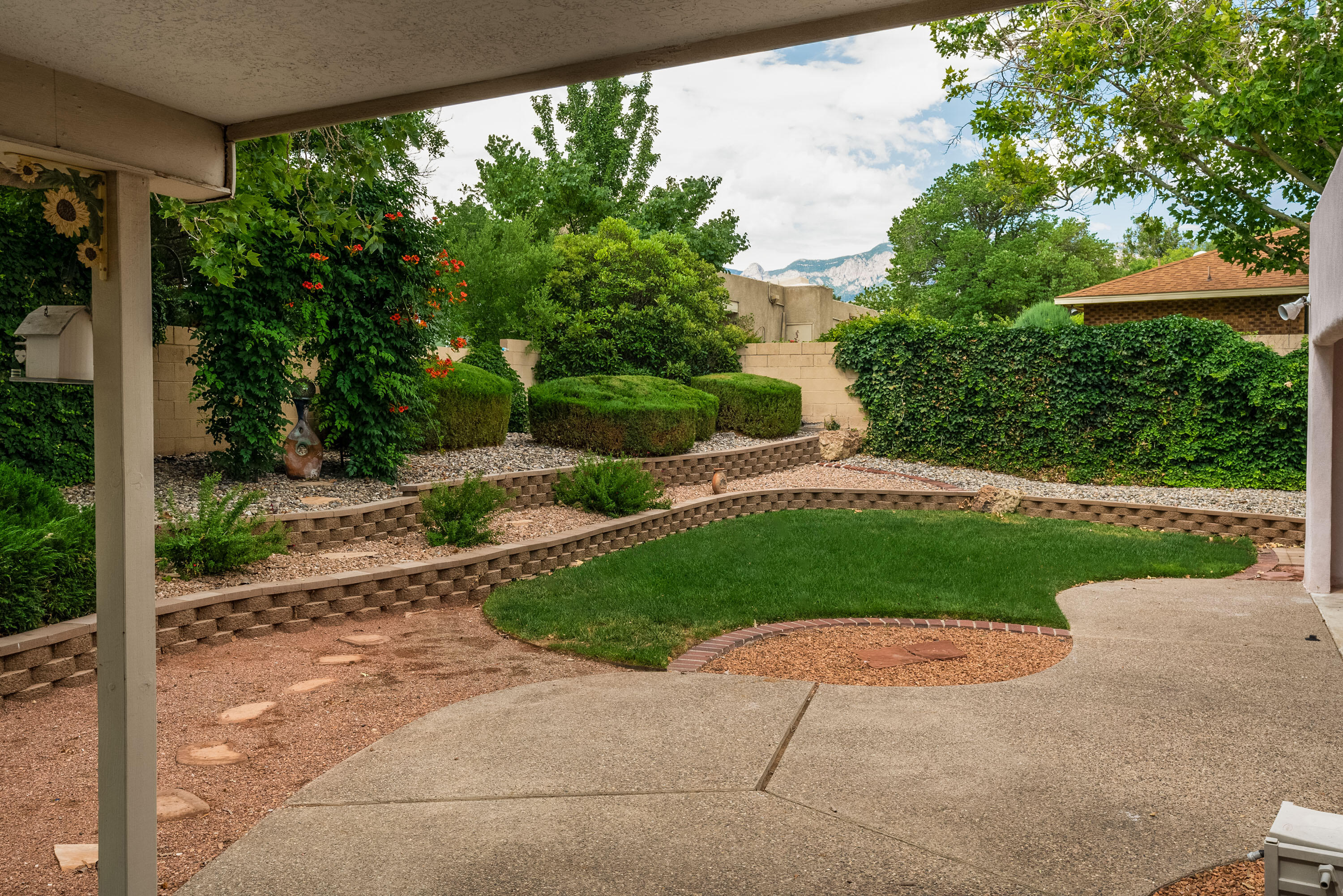 9005 Caminito Drive NE