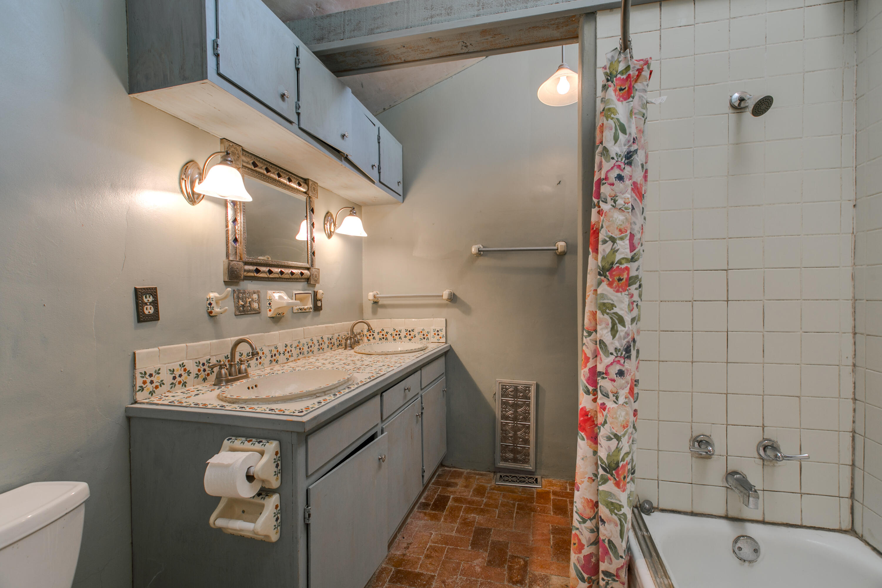 467 Camino Arco Iris