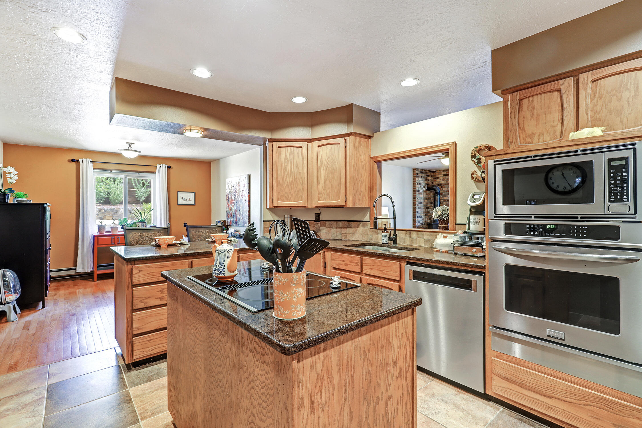 1004 DASKALOS Drive NE