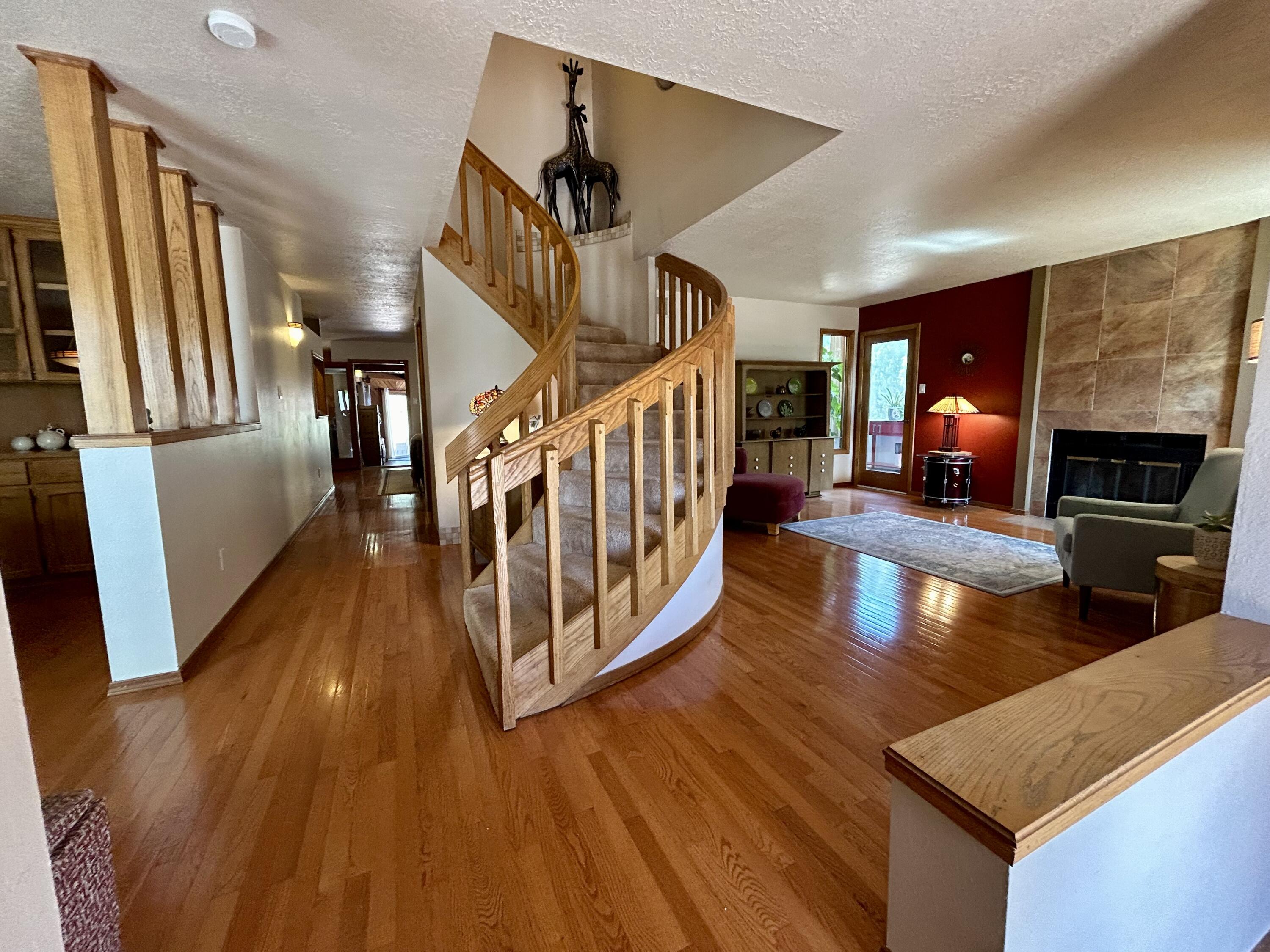 1004 DASKALOS Drive NE