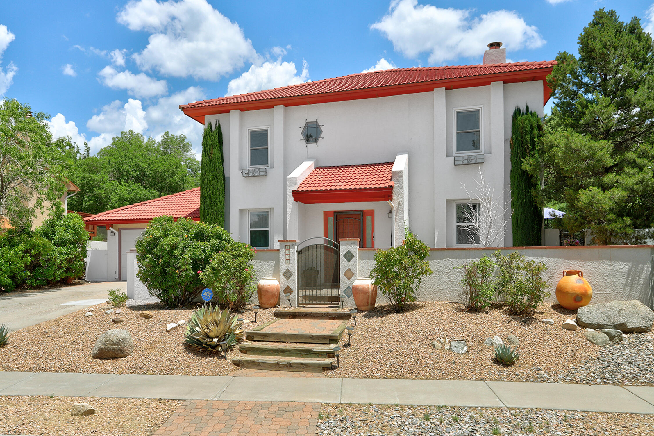 1004 DASKALOS Drive NE