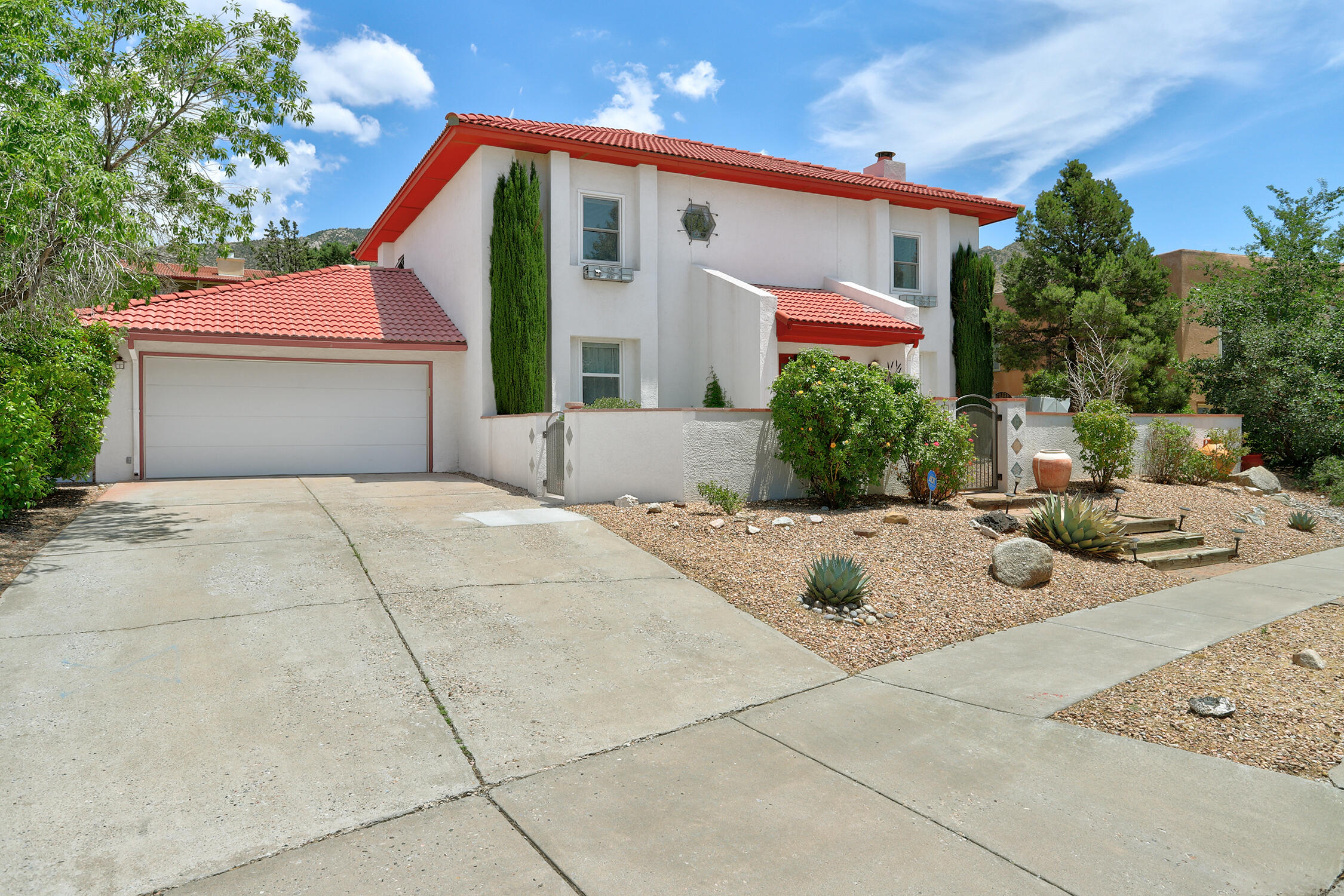 1004 DASKALOS Drive NE