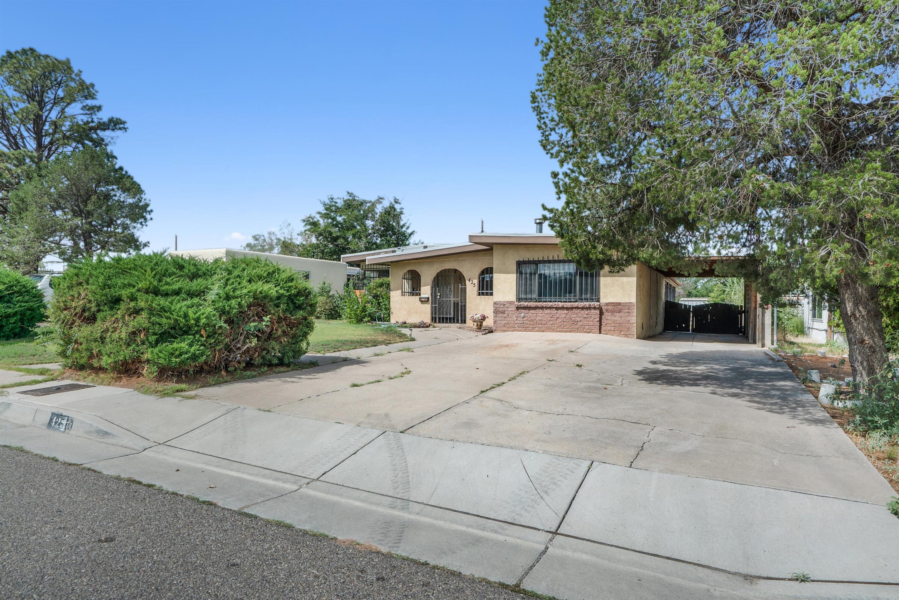 425 Mesilla Street NE