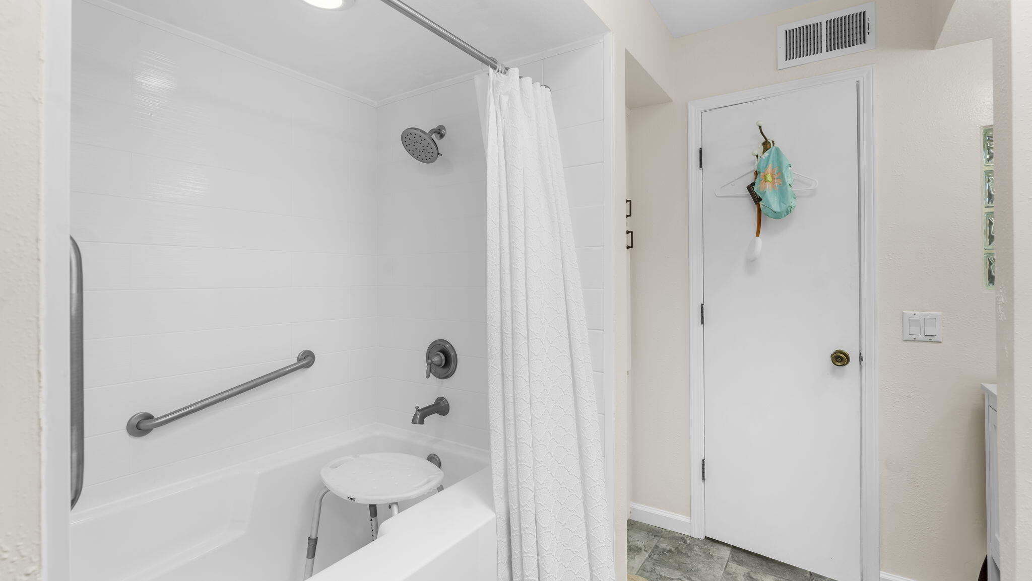 5108 LA FIESTA Drive NE