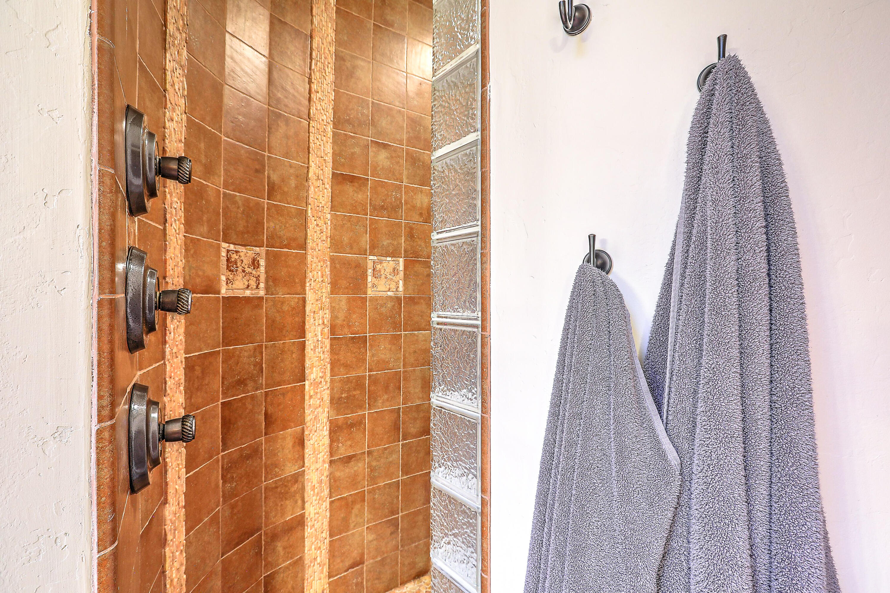 7923 VICTORIA Drive NW