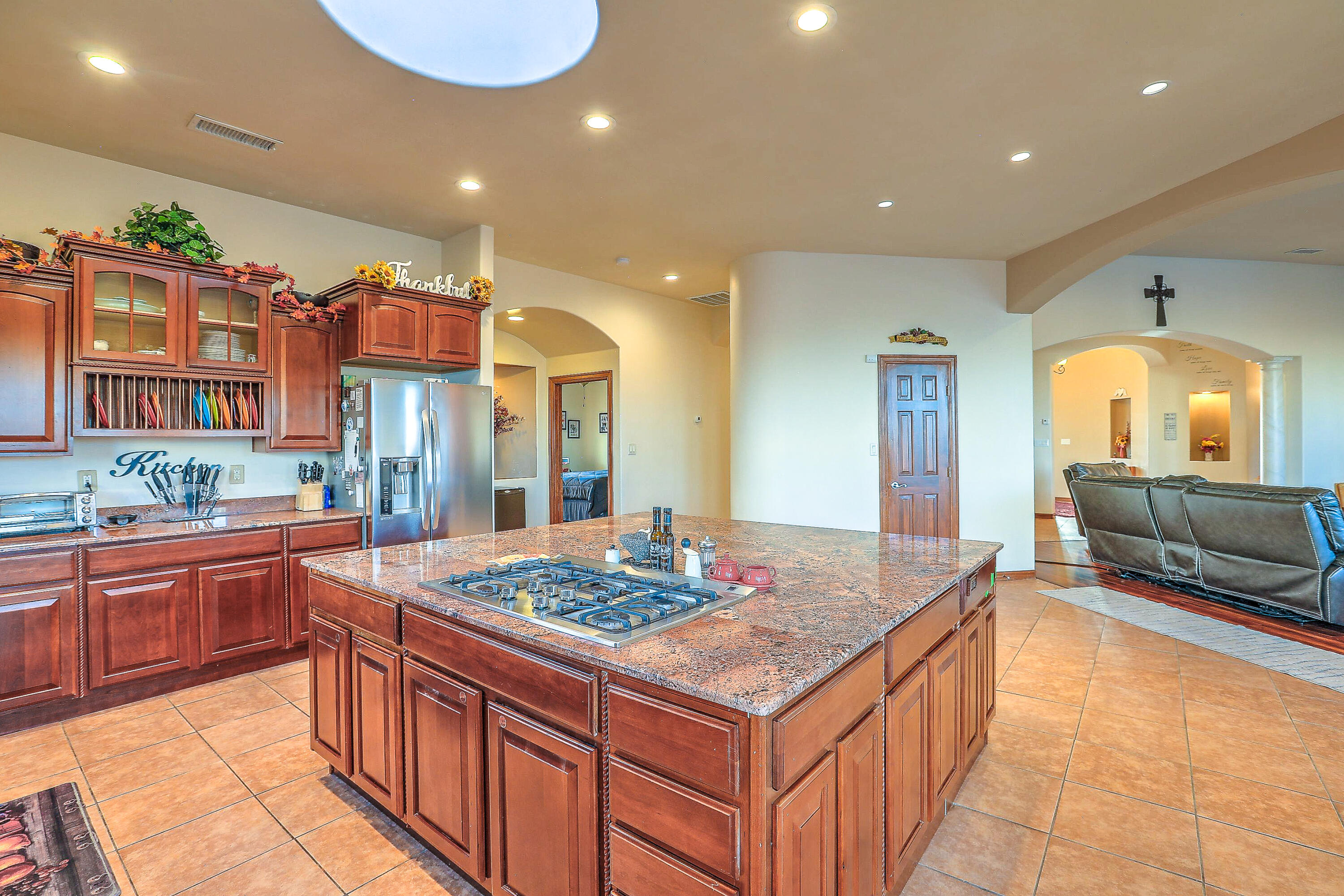 7923 VICTORIA Drive NW