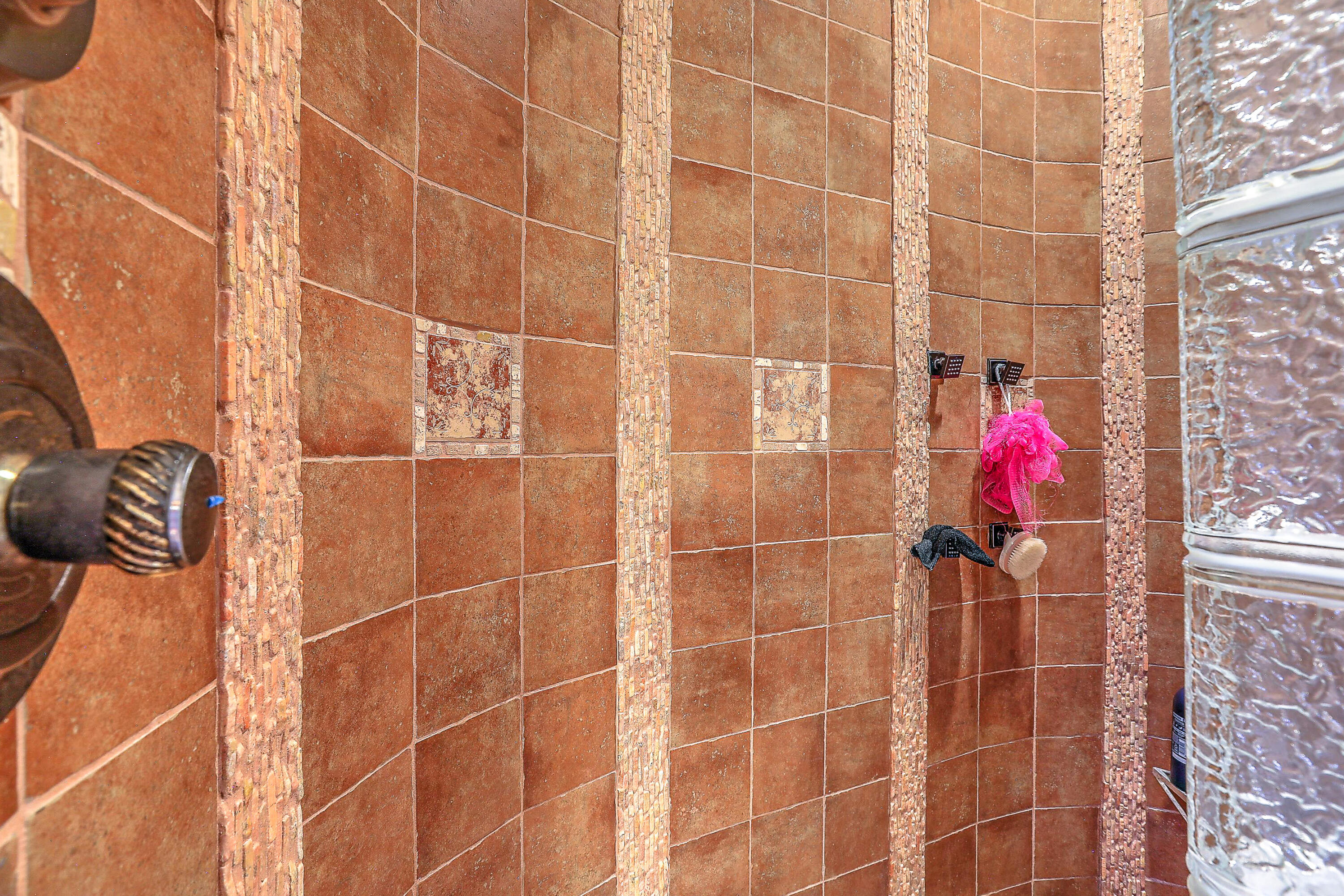 7923 VICTORIA Drive NW