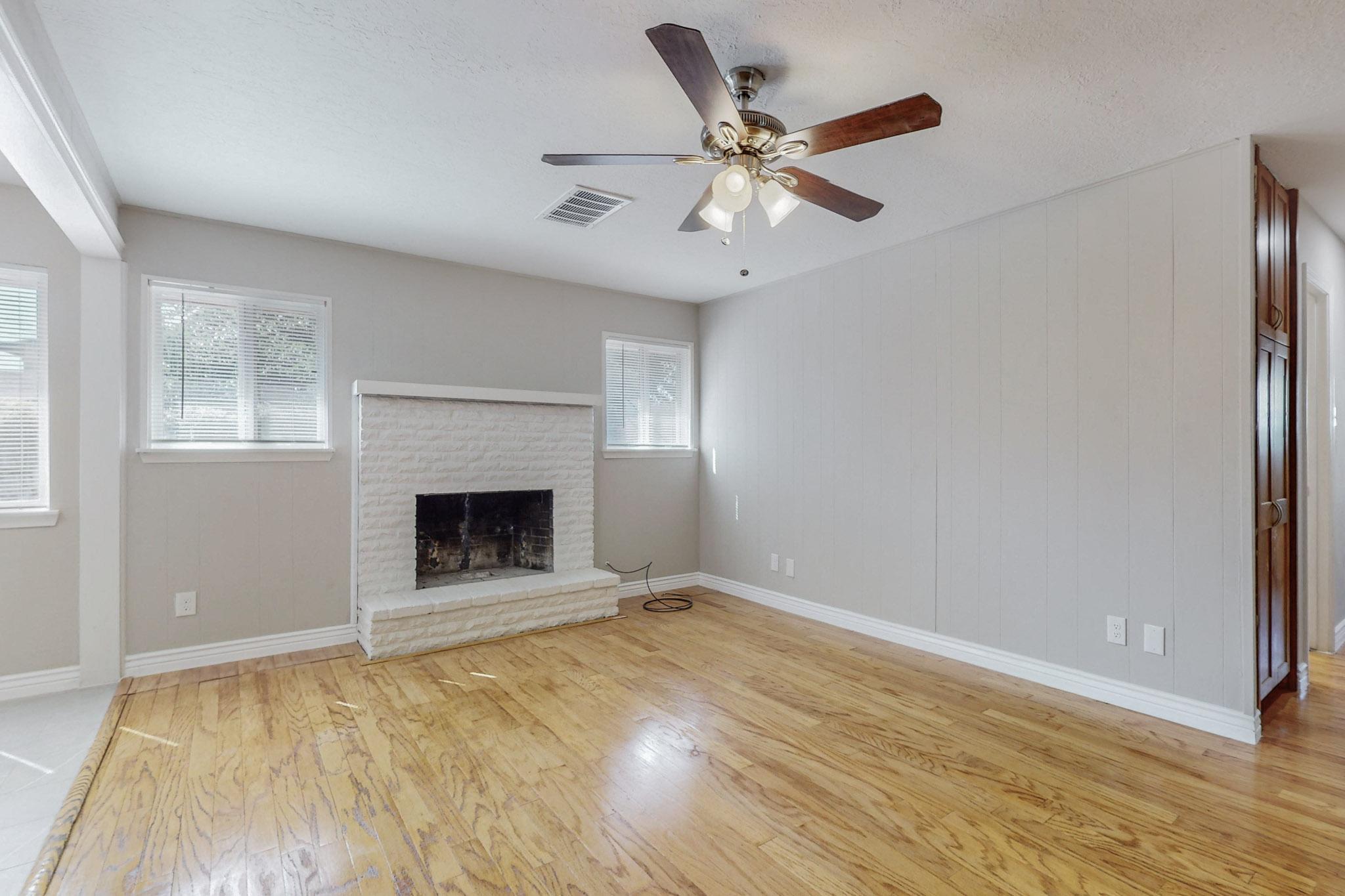 9204 CRESTWOOD Avenue NE