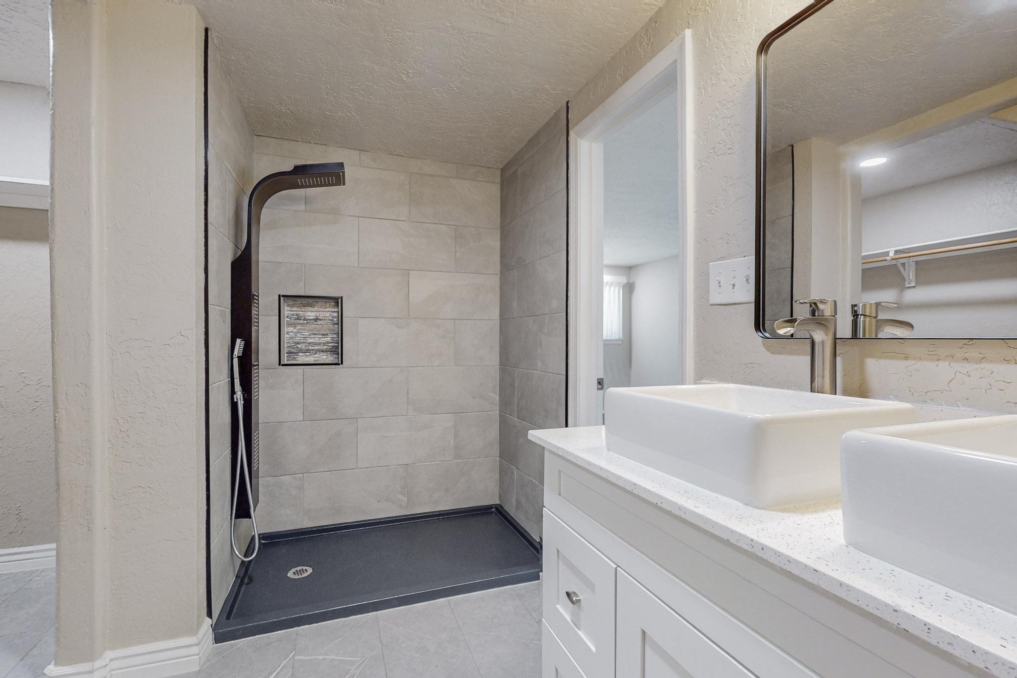 9204 CRESTWOOD Avenue NE