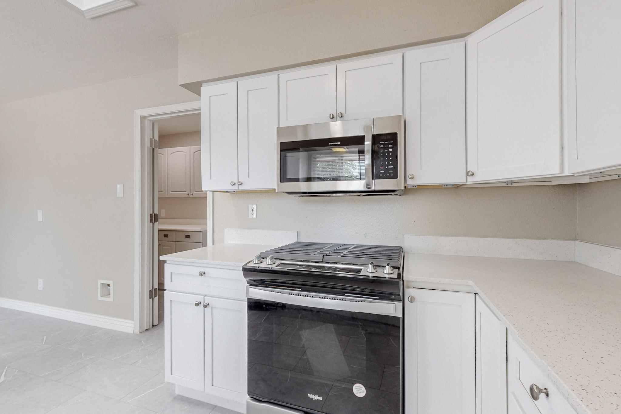 9204 CRESTWOOD Avenue NE