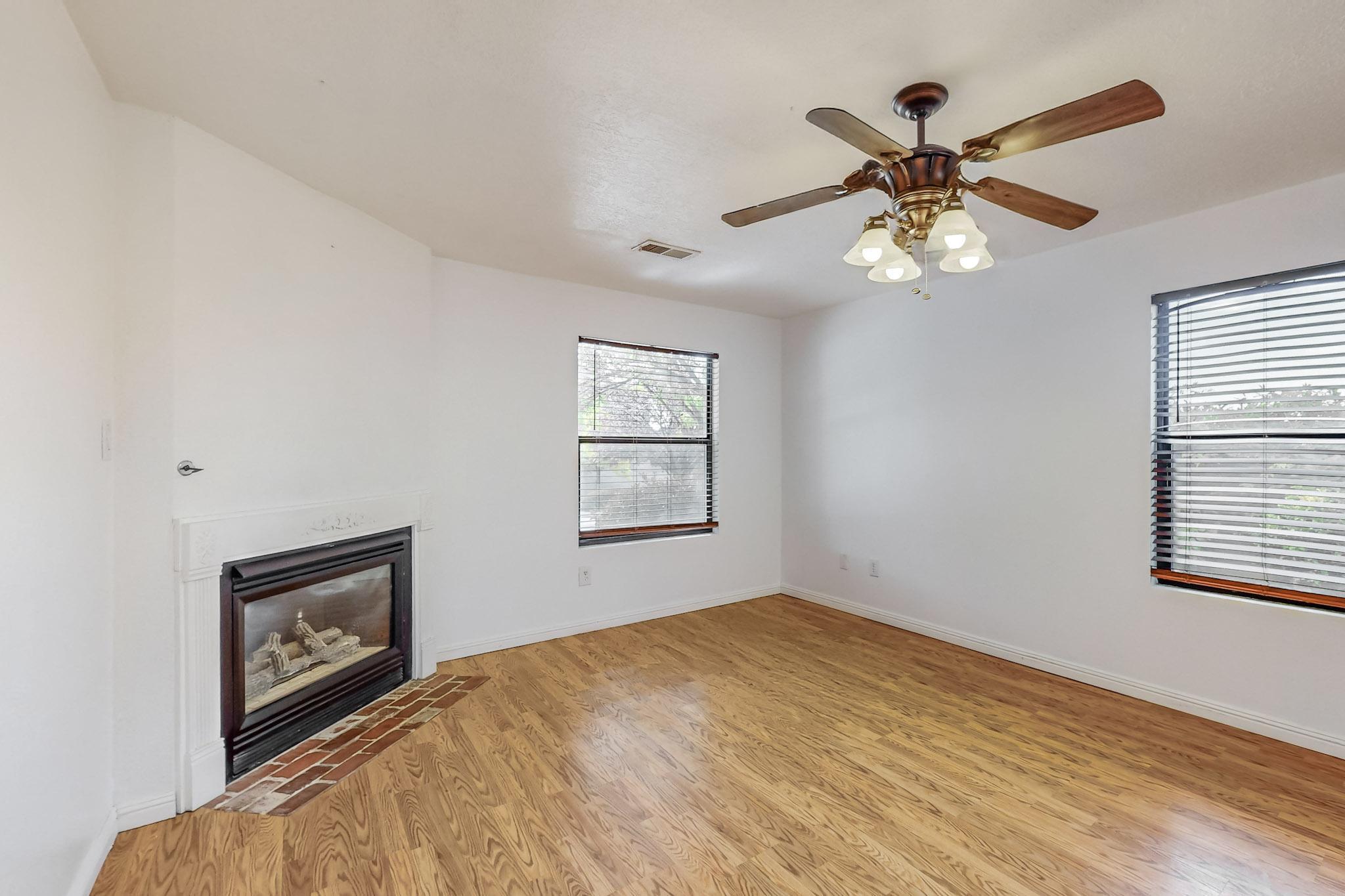 6301 LA HABRA Lane NE