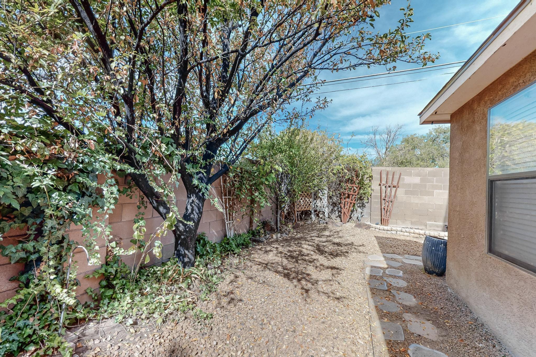 6301 LA HABRA Lane NE