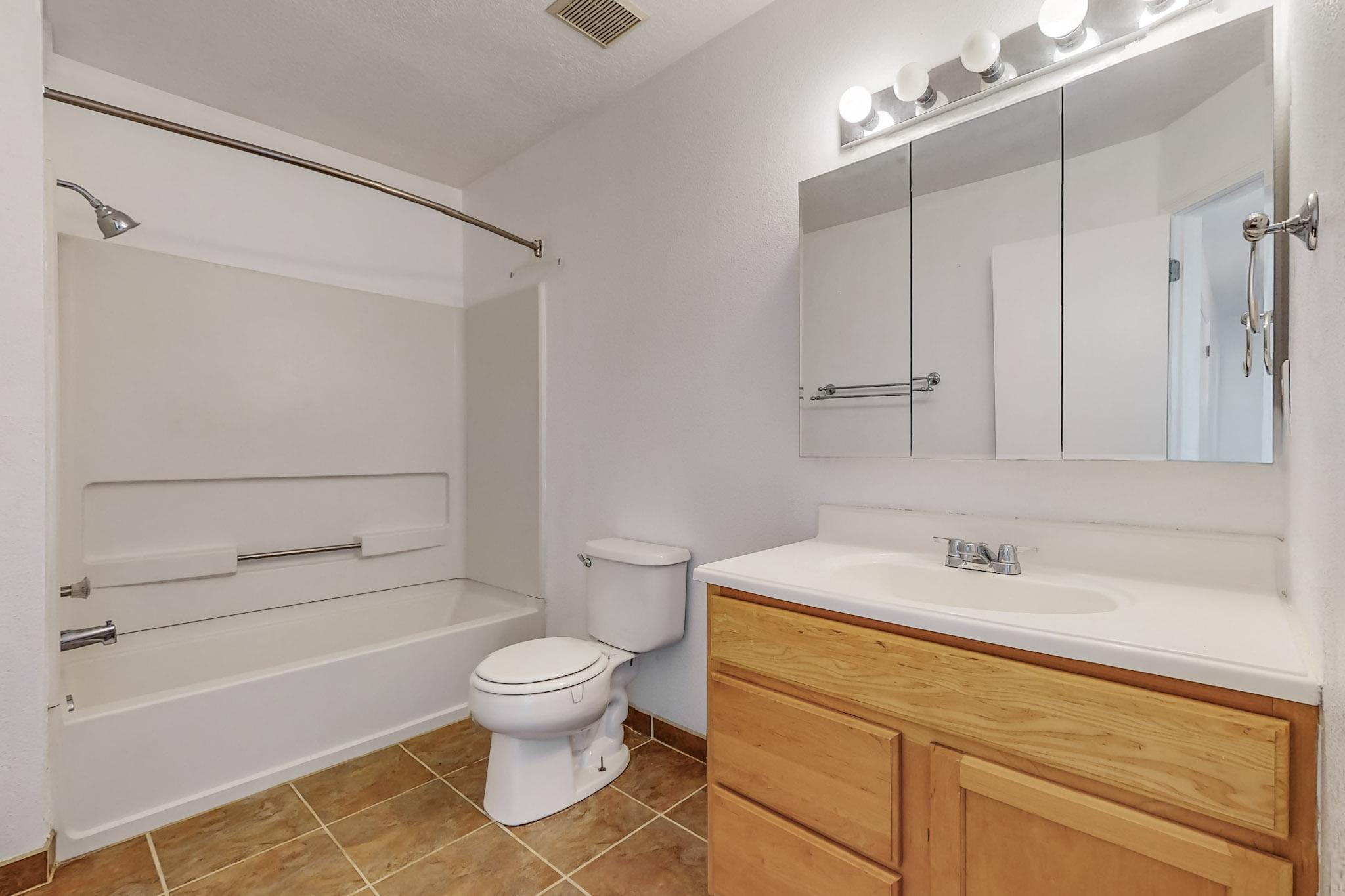 6301 LA HABRA Lane NE