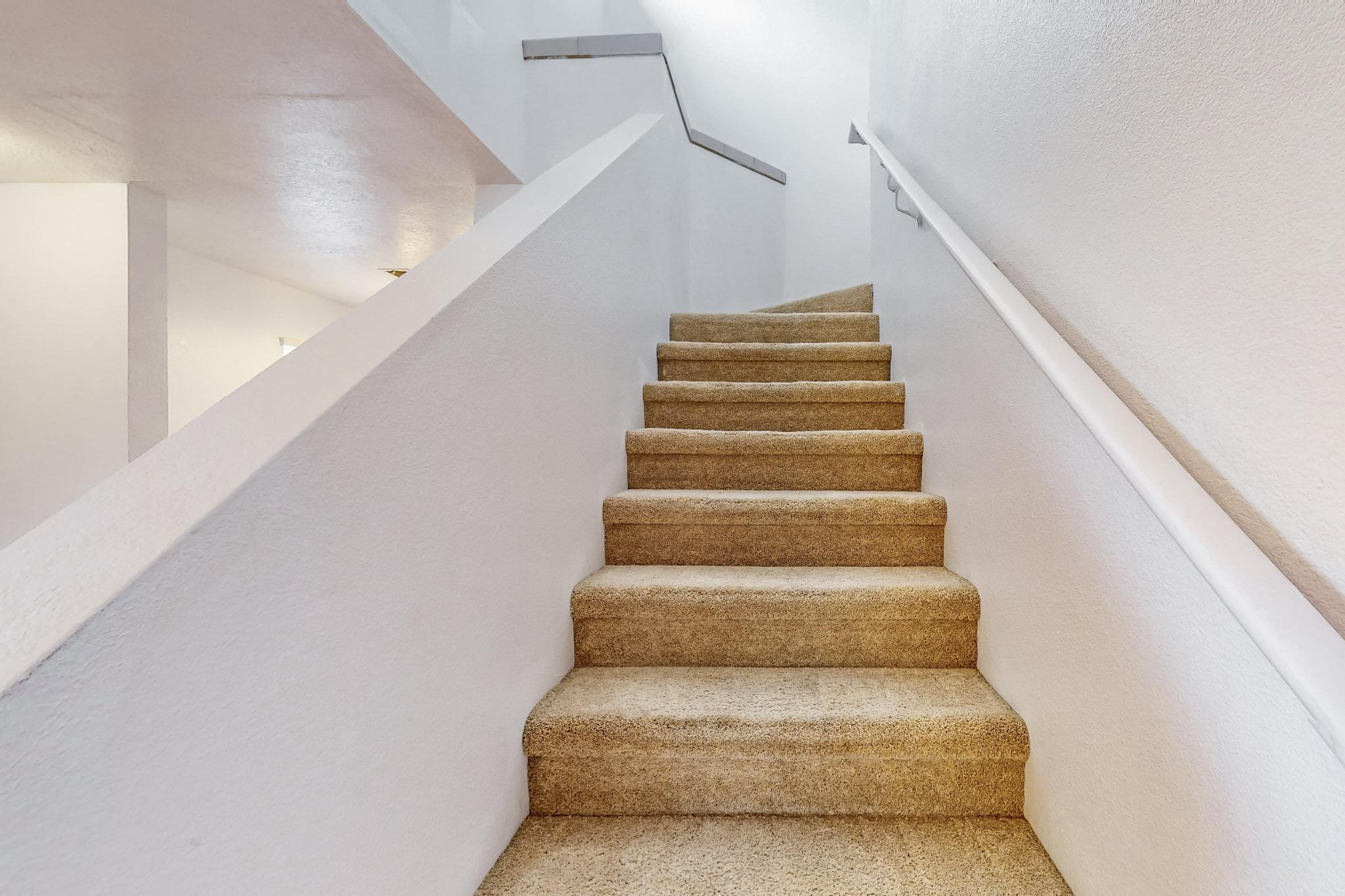 6301 LA HABRA Lane NE