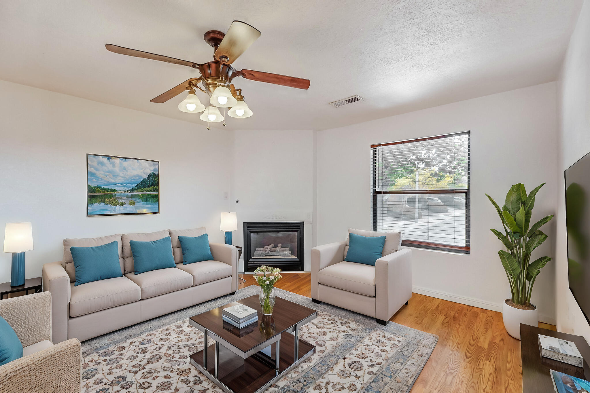 6301 LA HABRA Lane NE