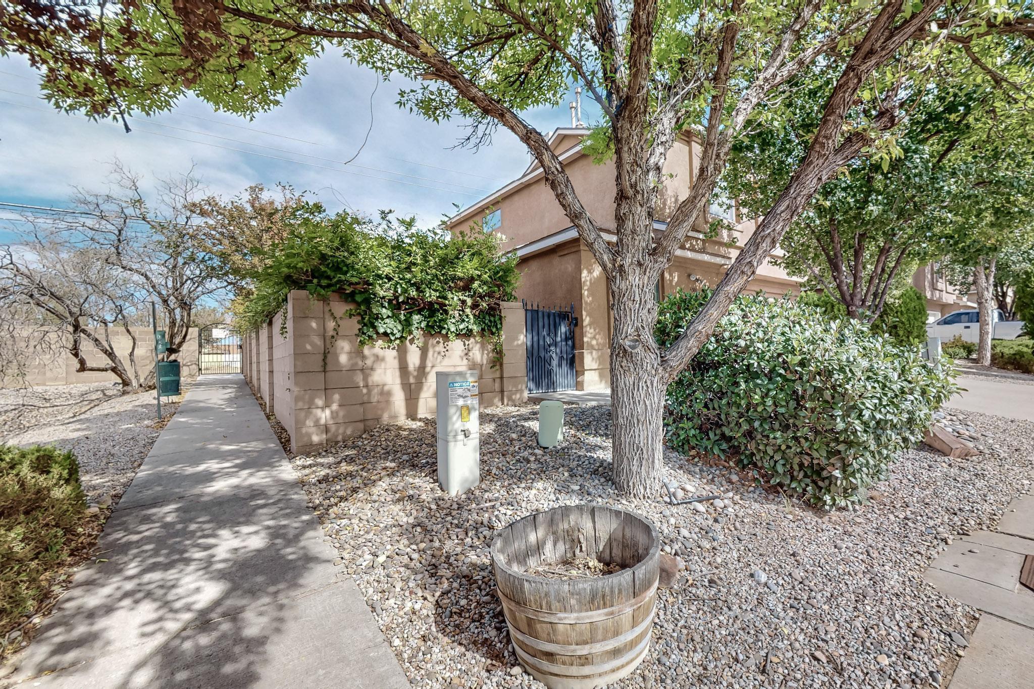 6301 LA HABRA Lane NE