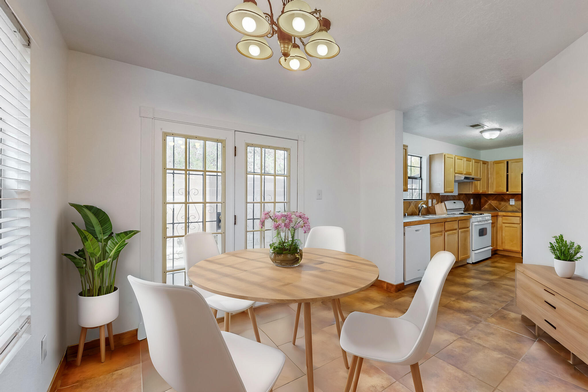 6301 LA HABRA Lane NE