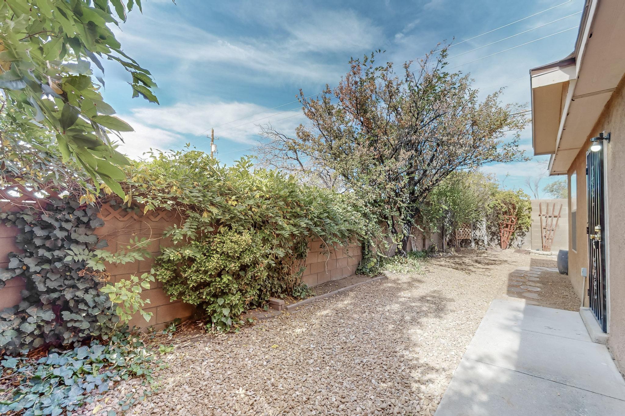 6301 LA HABRA Lane NE