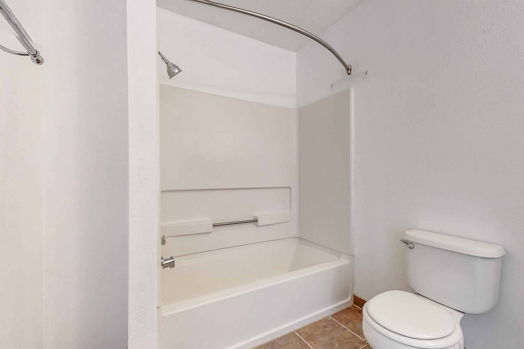 6301 LA HABRA Lane NE