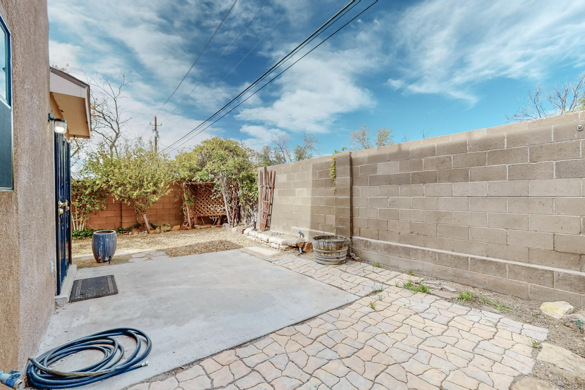 6301 LA HABRA Lane NE