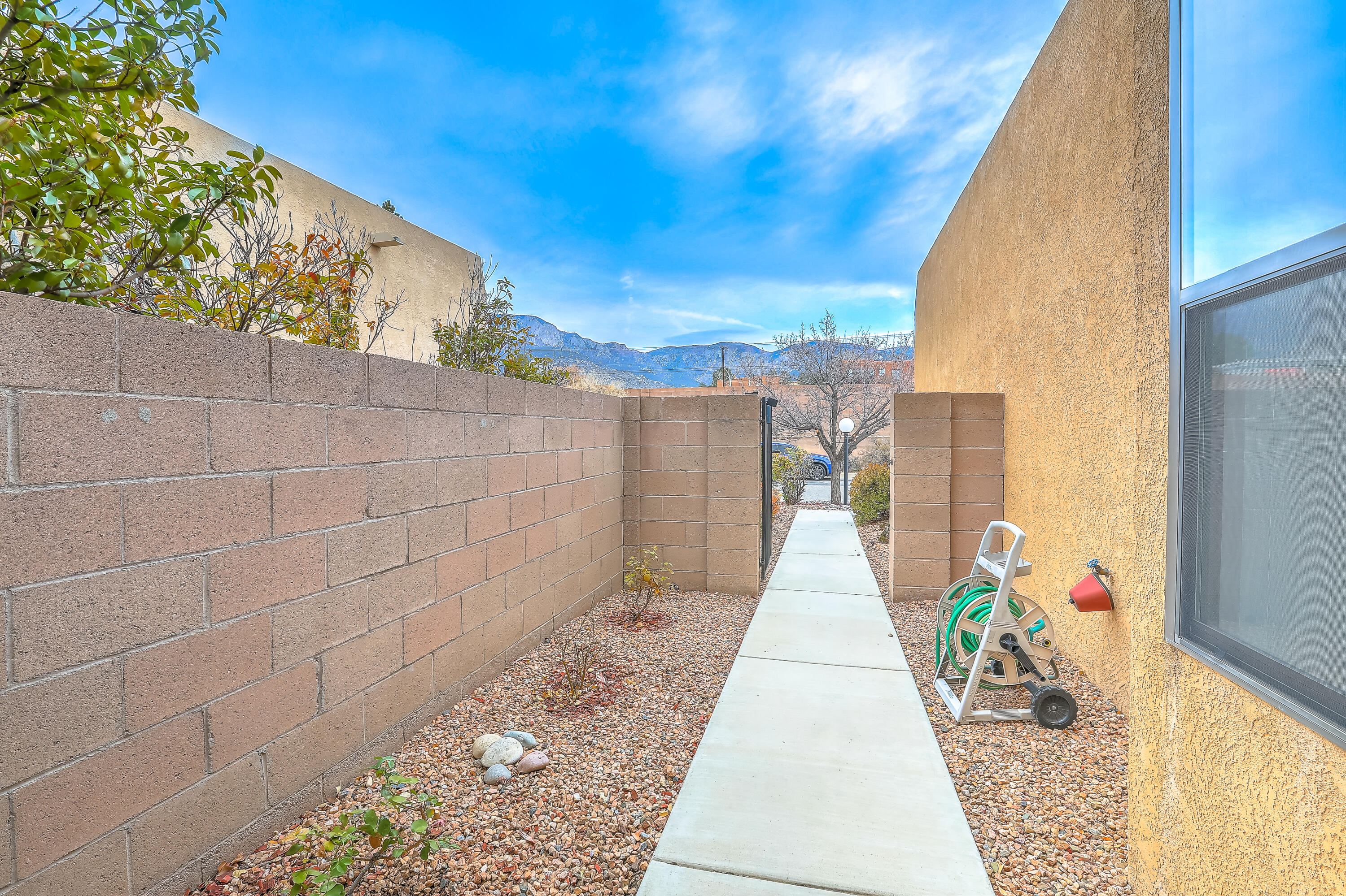 2106 NAVAJO WILLOW Drive NE