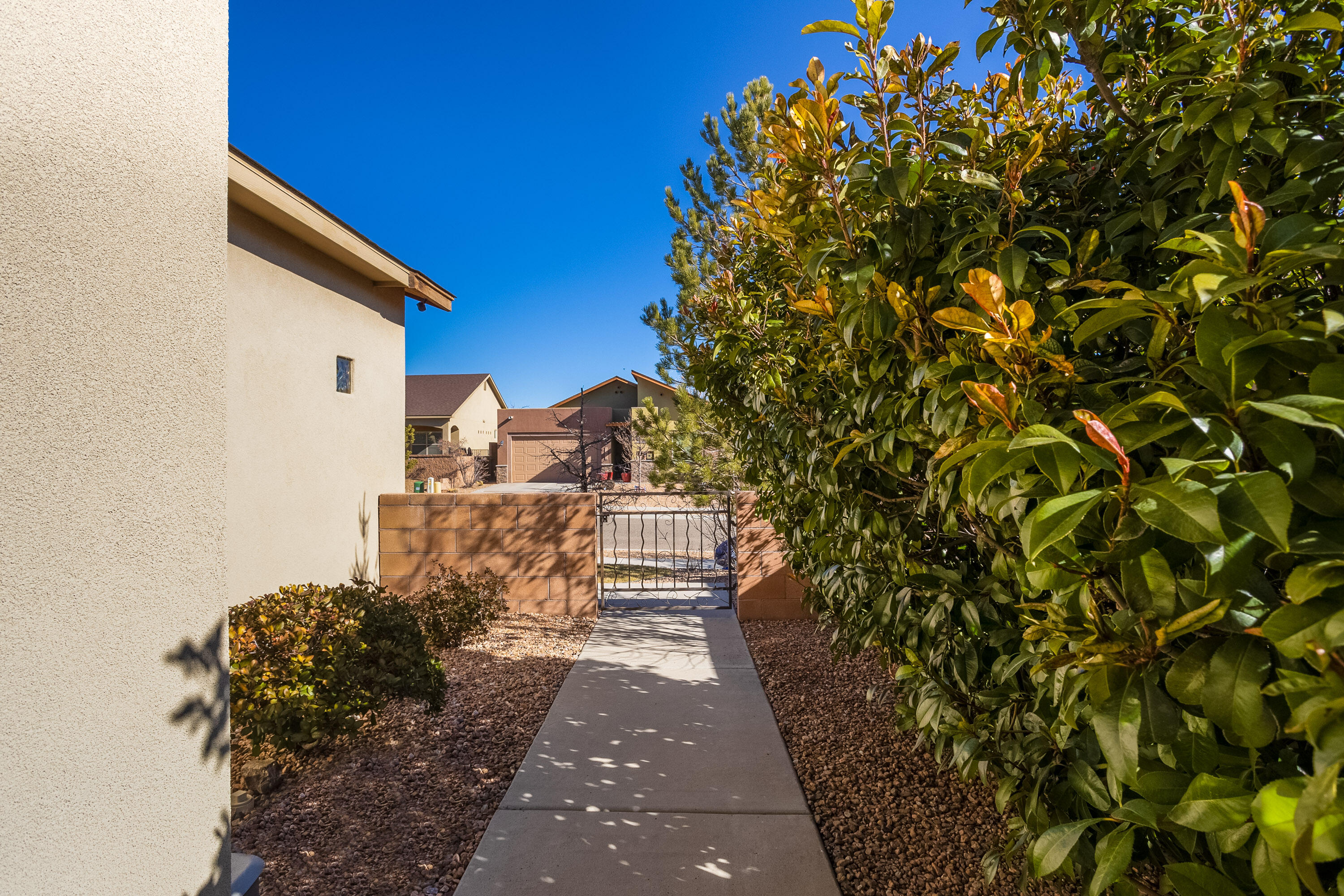 11009 ESMERALDA Drive NW