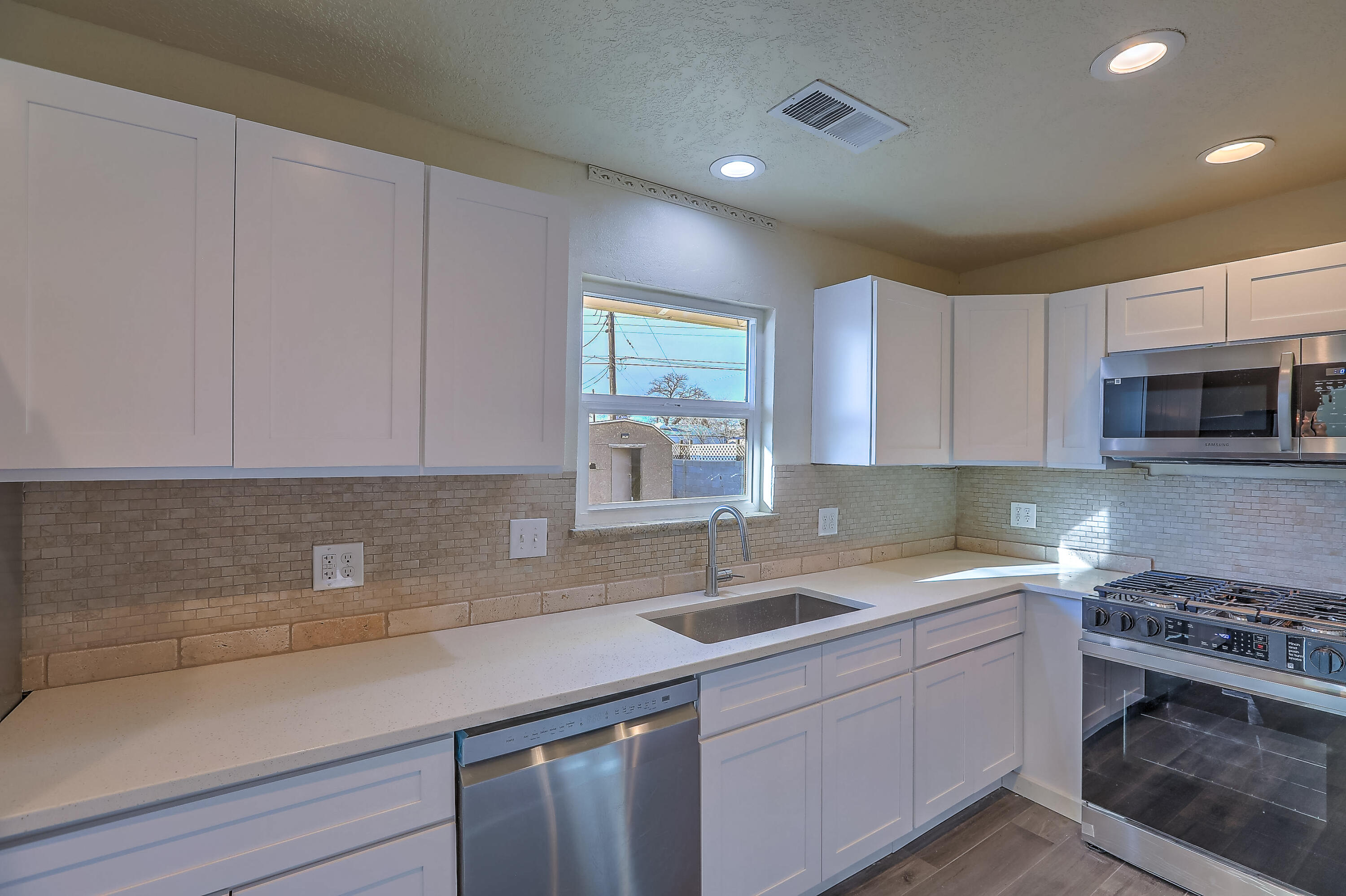 1405 ESPEJO Street NE