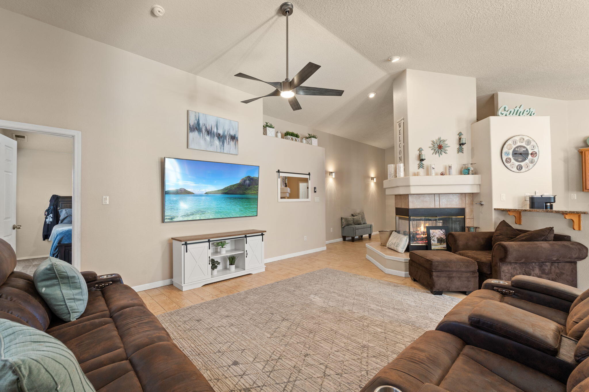 909 TAMBORA Street NW