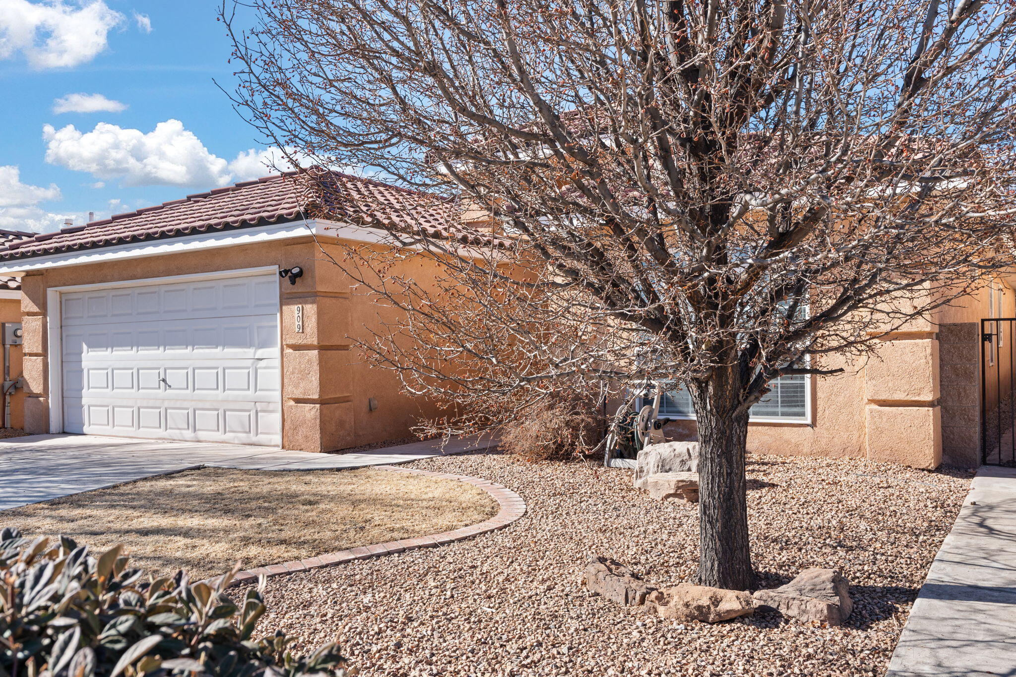 909 TAMBORA Street NW