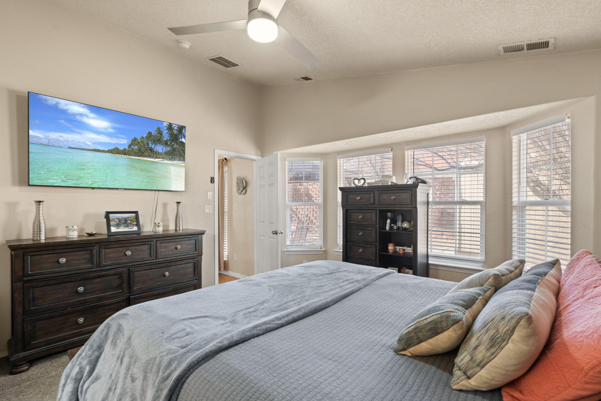 909 TAMBORA Street NW